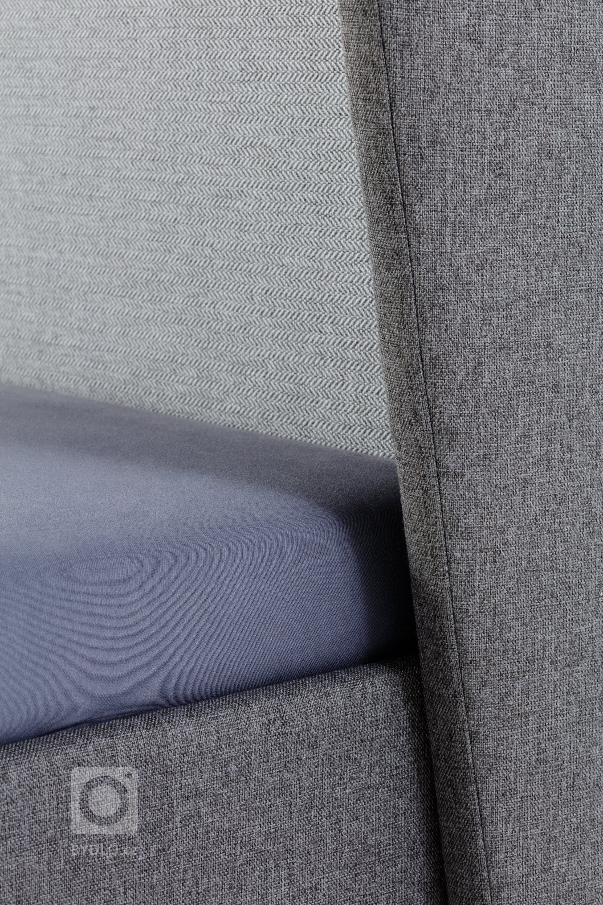 Zadní čelo působí trojrozměrně, oproti ostatním postelím má i boky, které jsou zkosené a obepínají rám postele. Do čela postele je vsunuta očalouněná deska v…