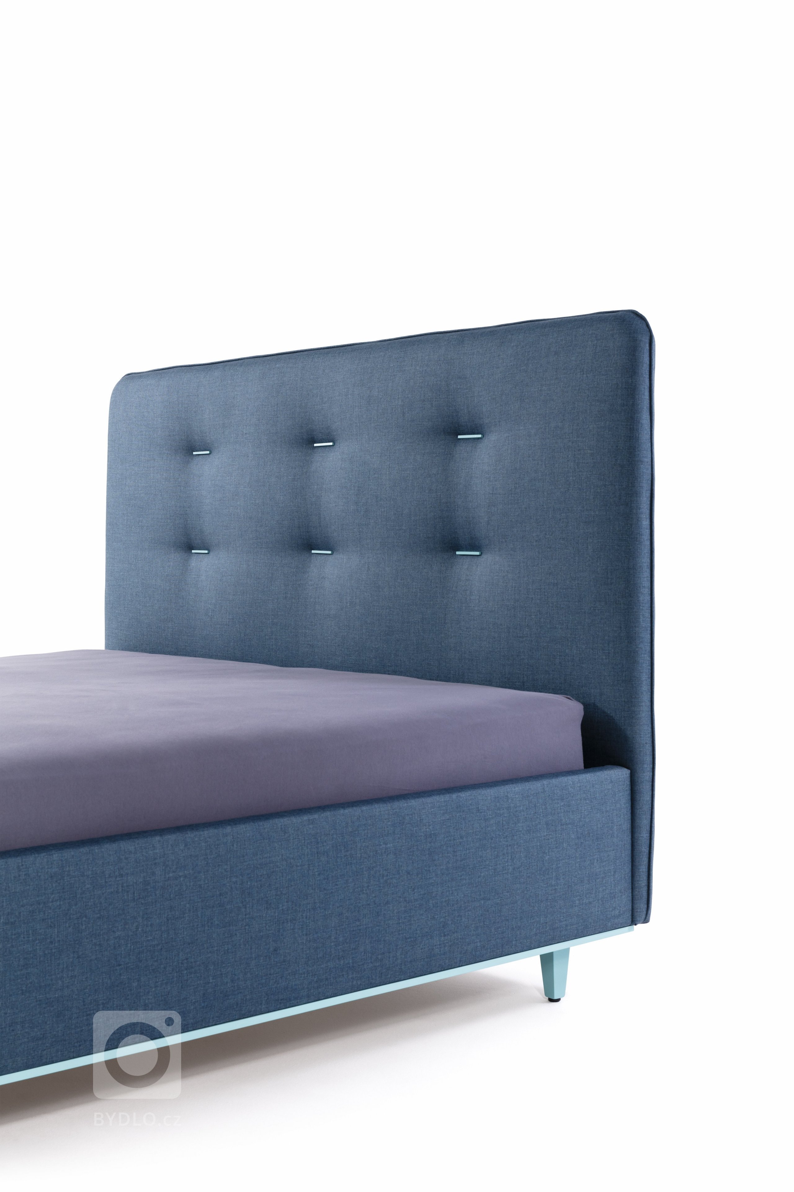 Kromě celkového moderního designu postele jsou na posteli Ola zajímavé zejména dva detaily. Je to šest dřevěných kolíčků, které zdobí čalounické vtahy na…