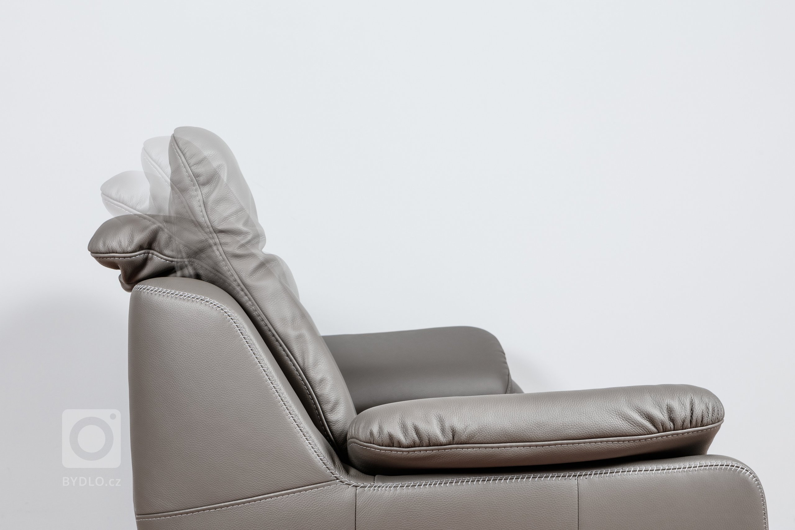 Sedací souprava do menších prostor. Kombinací různých dílů se dá vytvořit sestava do &quot;L&quot; či do &quot;U&quot;. Má polohovací zádovou opěrku,…