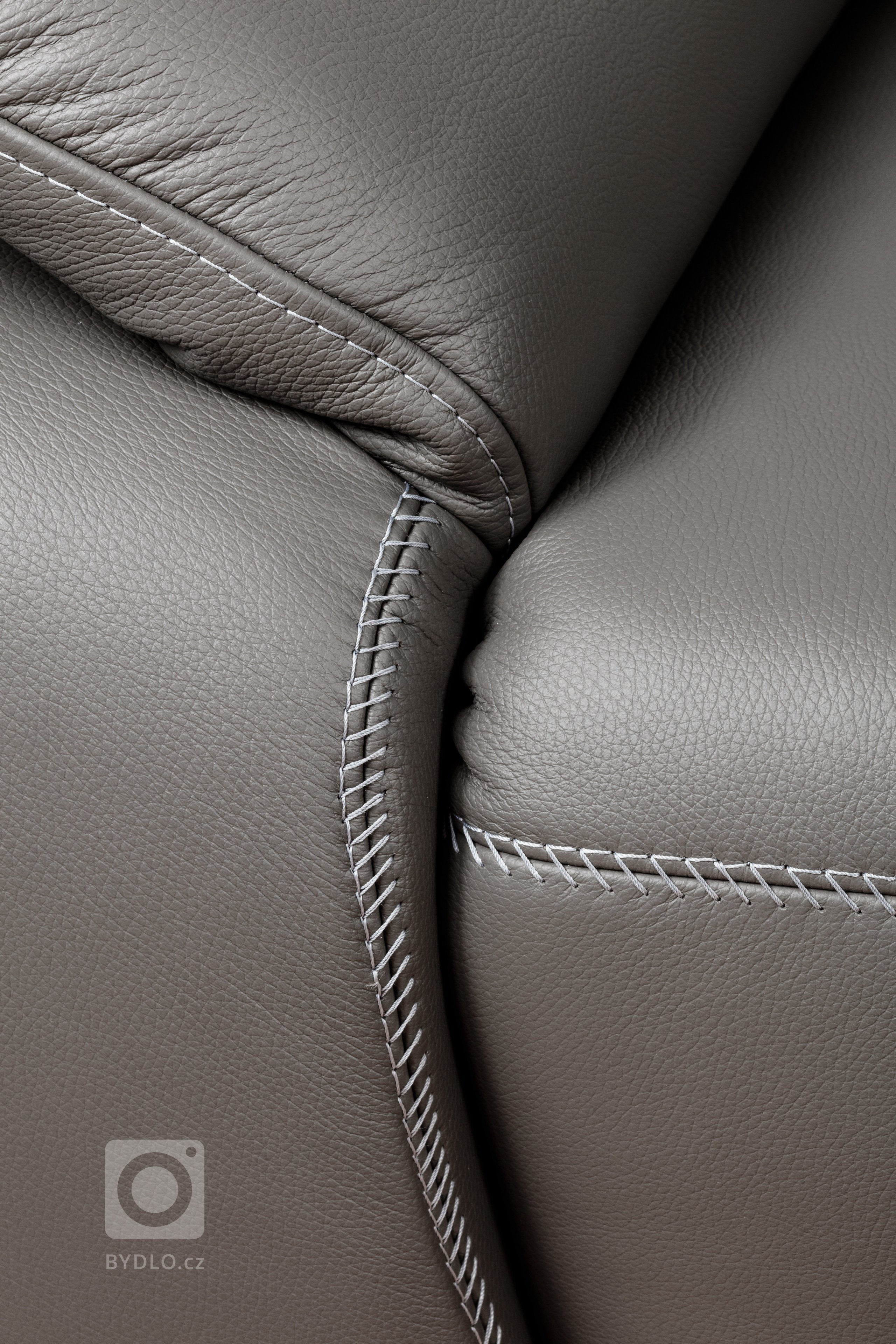 Sedací souprava do menších prostor. Kombinací různých dílů se dá vytvořit sestava do &quot;L&quot; či do &quot;U&quot;. Má polohovací zádovou opěrku,…