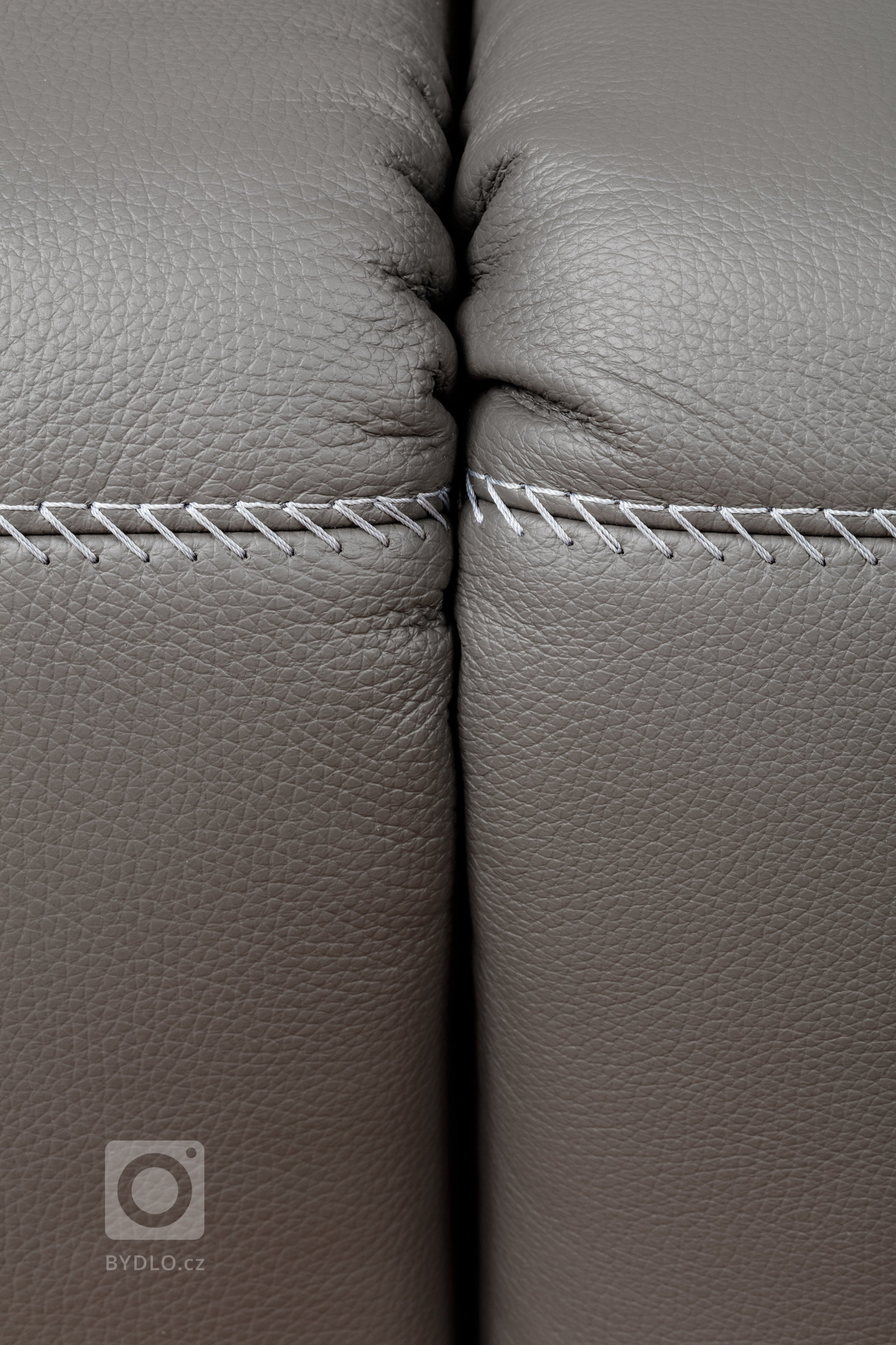 Sedací souprava do menších prostor. Kombinací různých dílů se dá vytvořit sestava do &quot;L&quot; či do &quot;U&quot;. Má polohovací zádovou opěrku,…