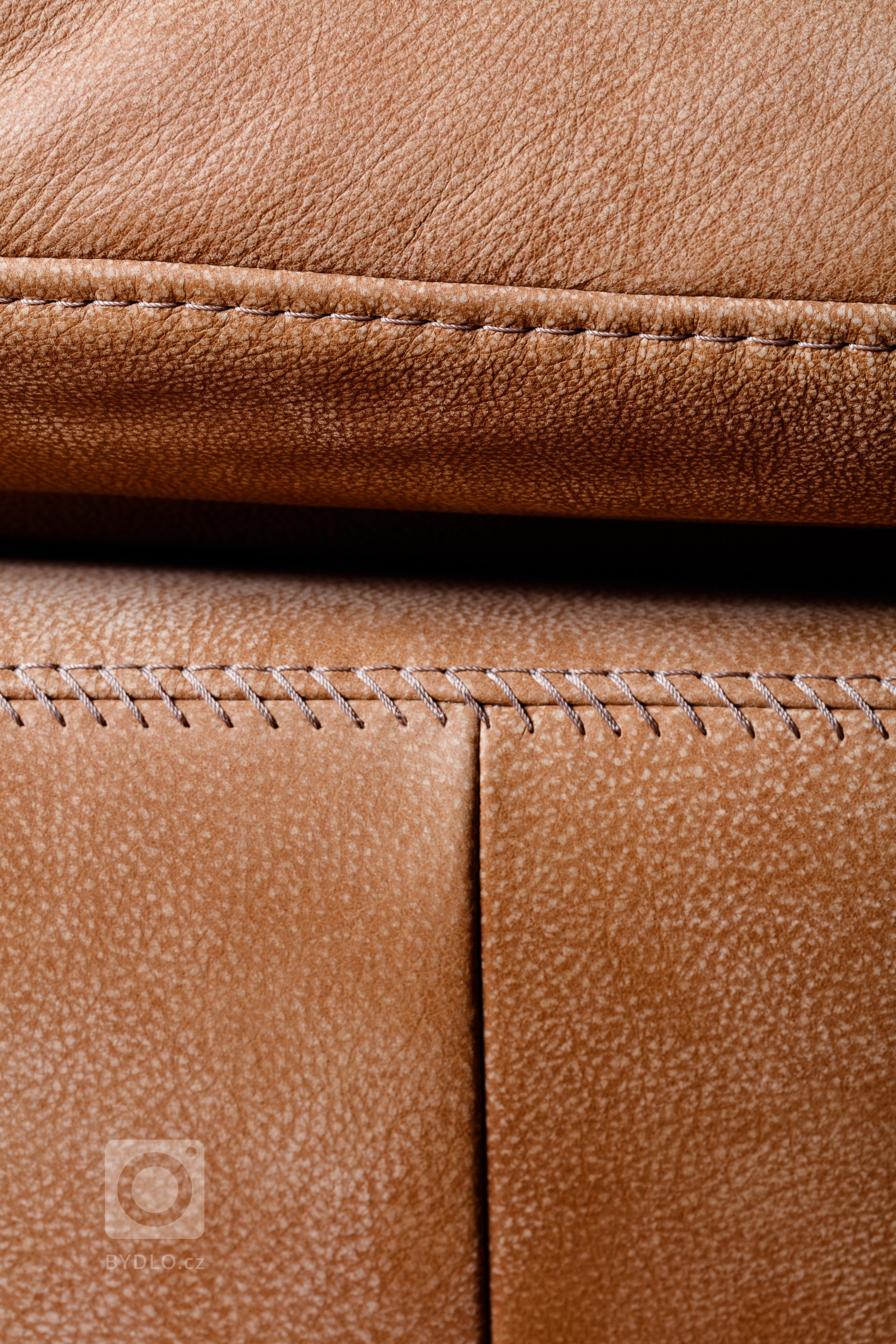 Sedací souprava do menších prostor. Kombinací různých dílů se dá vytvořit sestava do &quot;L&quot; či do &quot;U&quot;. Má polohovací zádovou opěrku,…