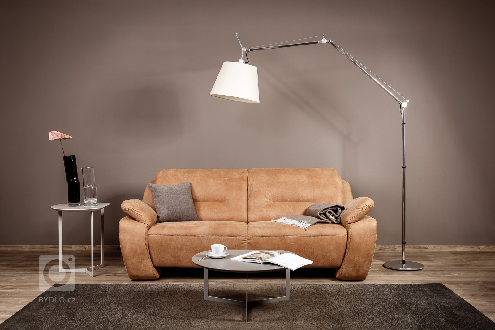 Sedací souprava do menších prostor. Kombinací různých dílů se dá vytvořit sestava do &quot;L&quot; či do &quot;U&quot;. Má polohovací zádovou opěrku,…