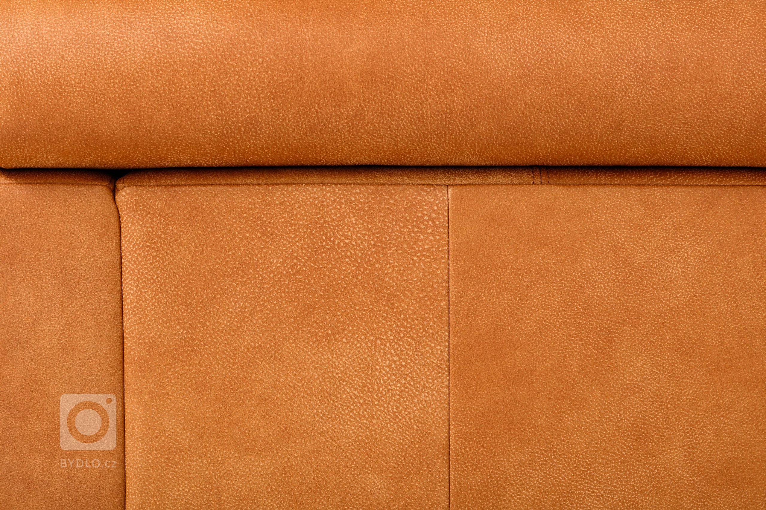 Moderní sedací souprava s polohovacími opěrkami hlavy.&nbsp;
