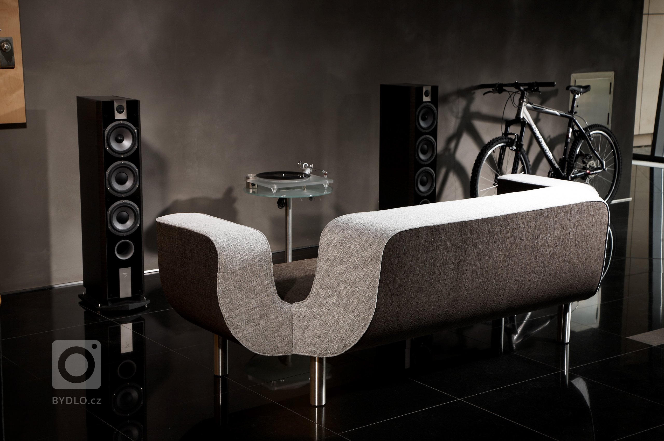 První sofa navržené tak, aby bylo krásné ze všech stran.

Osobitý tvar, nízký hluboký sed a harmonie detailů této pohovky jsou návrhem uznávaného českého…