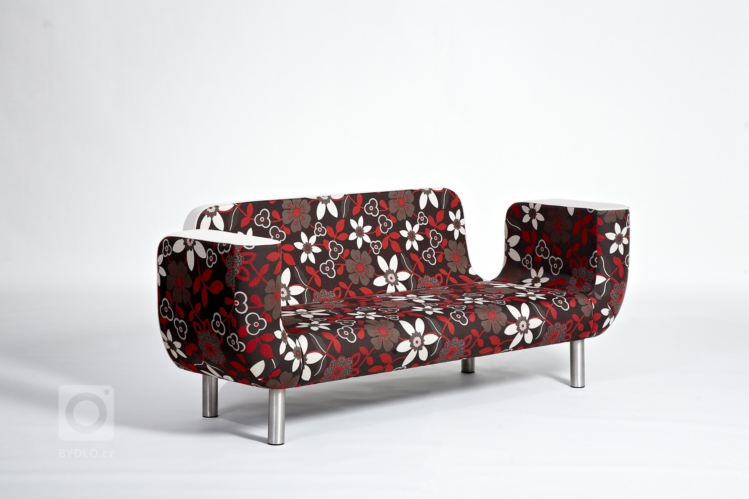 První sofa navržené tak, aby bylo krásné ze všech stran.

Osobitý tvar, nízký hluboký sed a harmonie detailů této pohovky jsou návrhem uznávaného českého…
