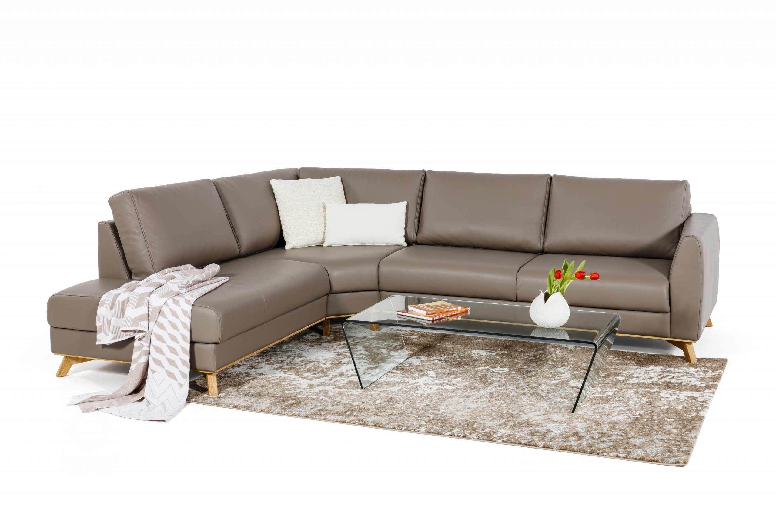 Elegantní v každém interiéru, netradičním zpracováním tvaru područek. Svým oblým skosením poskytují velmi pohodlné sezení a posilují tak skvělé ergonomické…