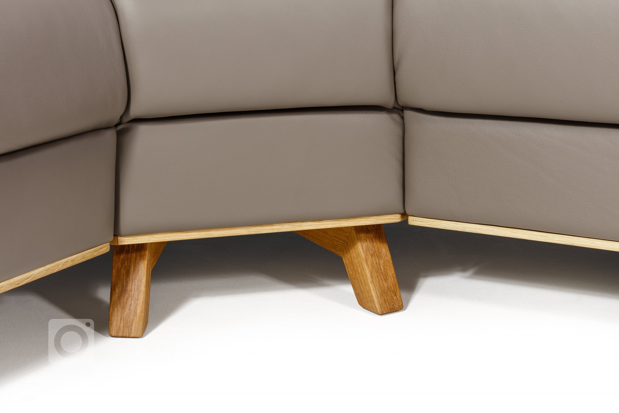 Elegantní v každém interiéru, netradičním zpracováním tvaru područek. Svým oblým skosením poskytují velmi pohodlné sezení a posilují tak skvělé ergonomické…