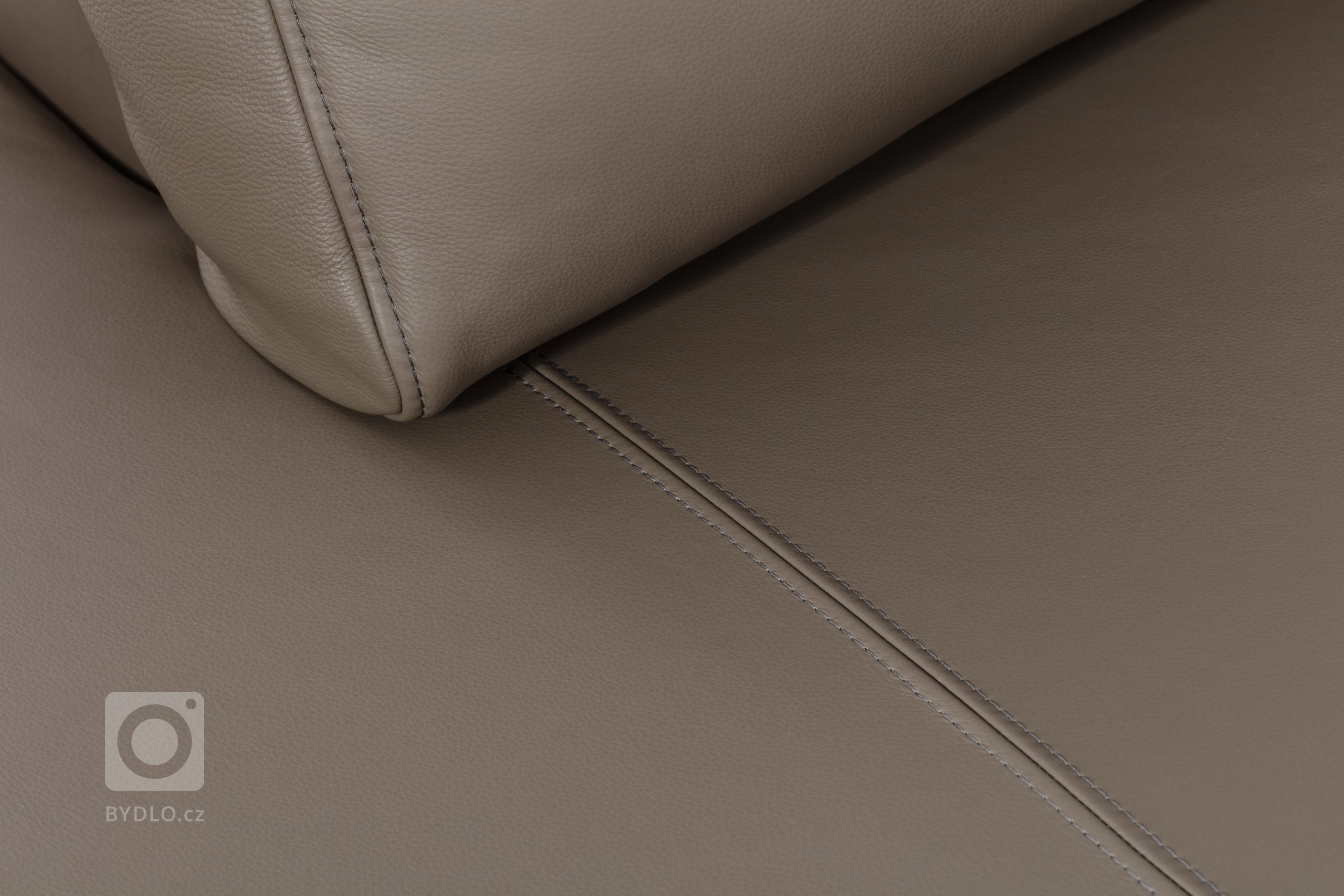 Elegantní v každém interiéru, netradičním zpracováním tvaru područek. Svým oblým skosením poskytují velmi pohodlné sezení a posilují tak skvělé ergonomické…