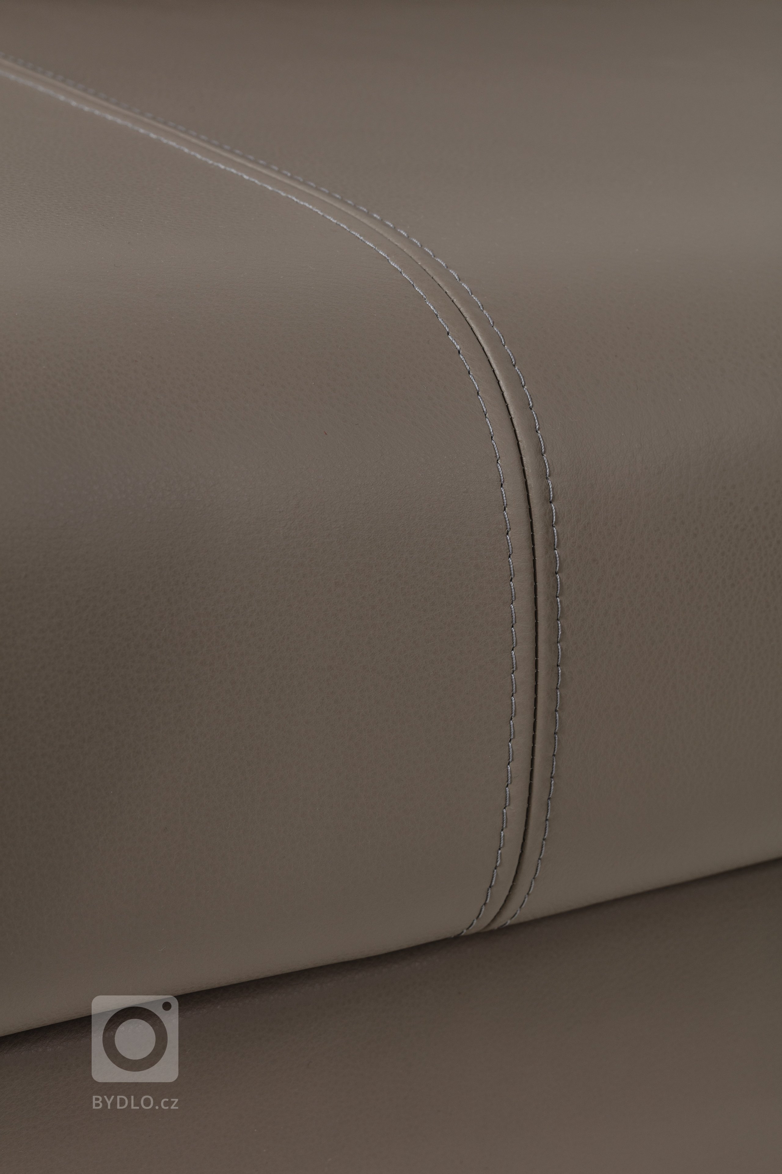 Elegantní v každém interiéru, netradičním zpracováním tvaru područek. Svým oblým skosením poskytují velmi pohodlné sezení a posilují tak skvělé ergonomické…