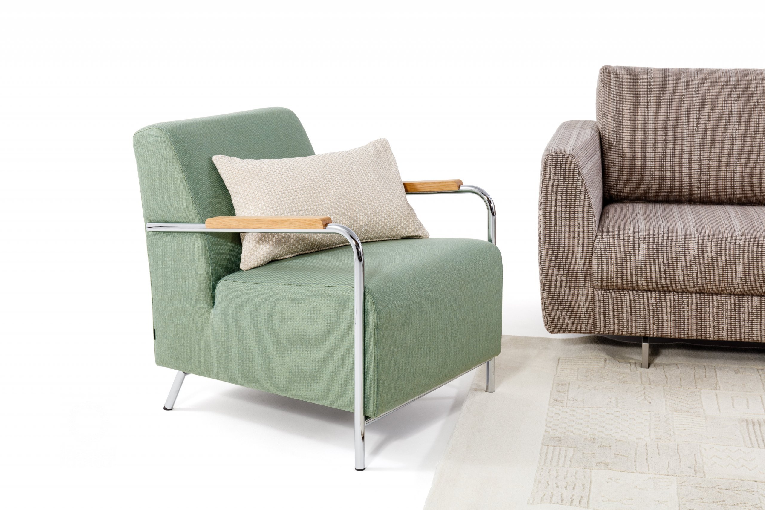 Elegantní v každém interiéru, netradičním zpracováním tvaru područek. Svým oblým skosením poskytují velmi pohodlné sezení a posilují tak skvělé ergonomické…