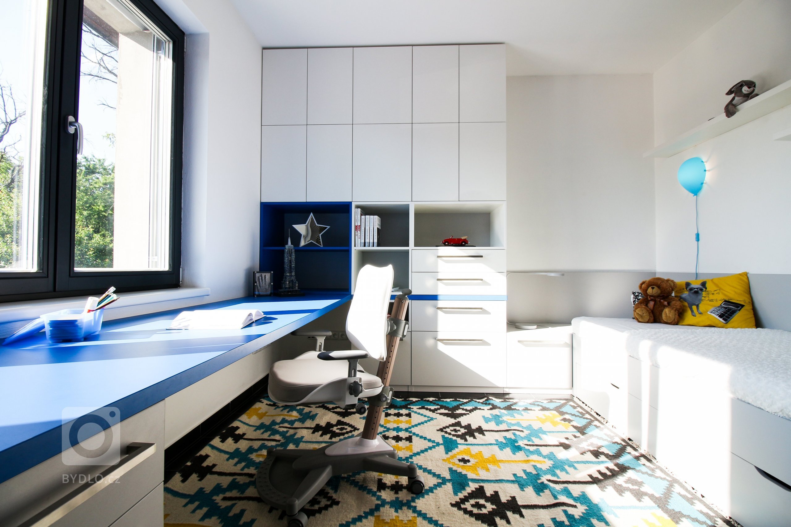 Přáním rodičů bylo, aby pokoj vyhovoval jak nynějším, tak budoucím potřebám jejich syna a vydržel mu až do dospělosti. Jako základní barvy pokoje jsme proto…