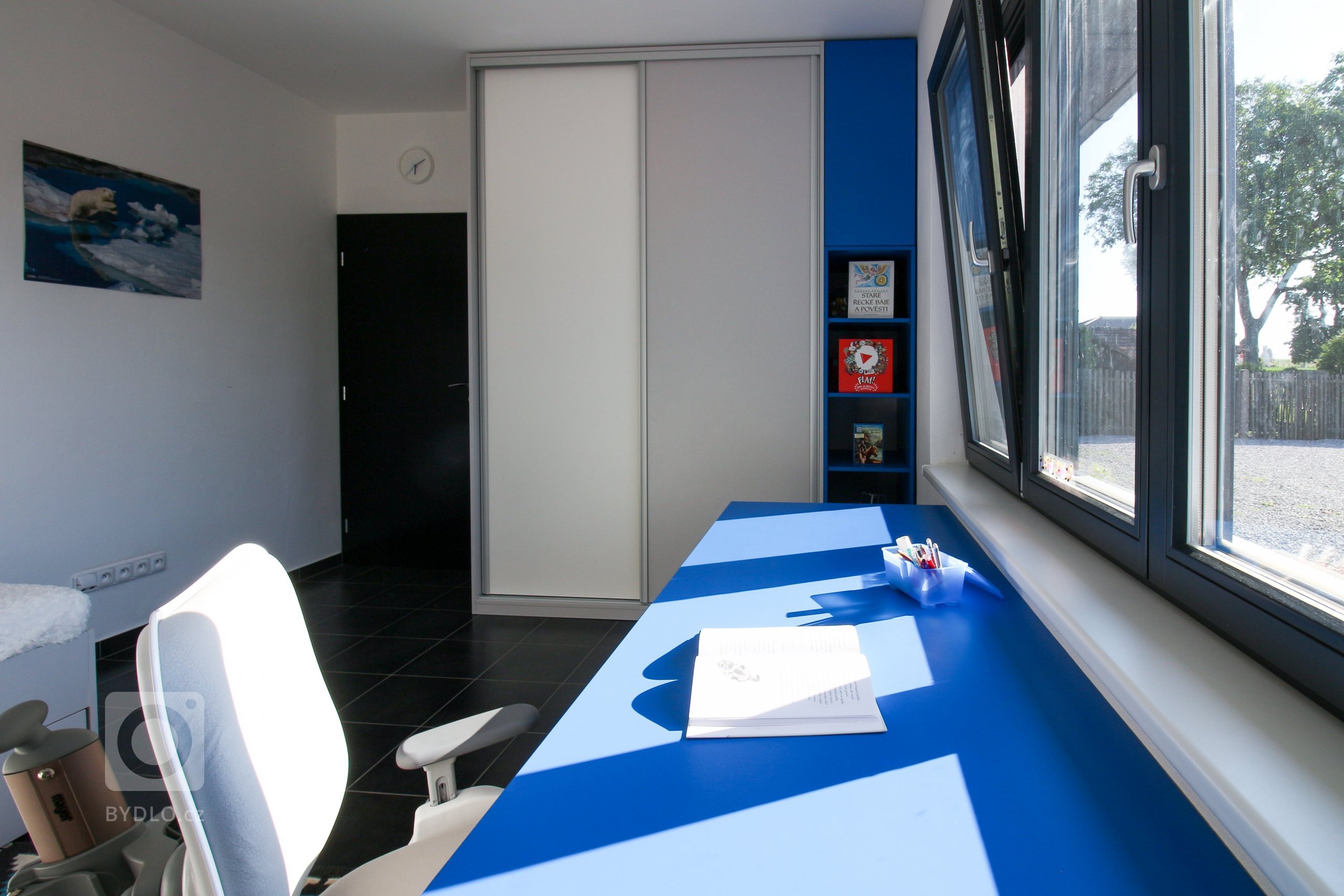 Přáním rodičů bylo, aby pokoj vyhovoval jak nynějším, tak budoucím potřebám jejich syna a vydržel mu až do dospělosti. Jako základní barvy pokoje jsme proto…