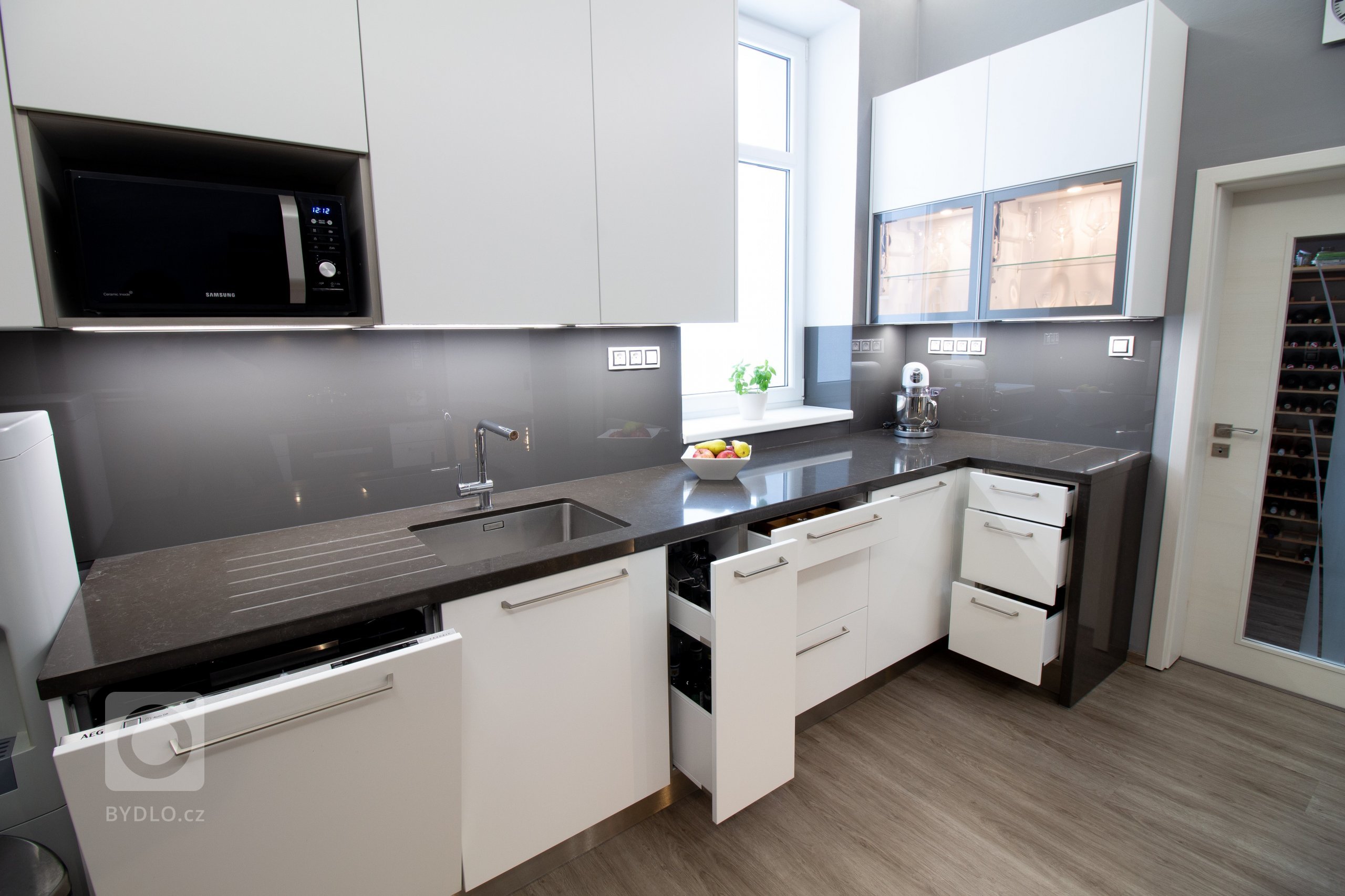 Prostor o necelých 12 m2 a o třech vchodech a velkém oknu nám dal během návrhu pěkně zabrat. Přáním klientů bylo prostor maximálně funkčně a prakticky využít.…