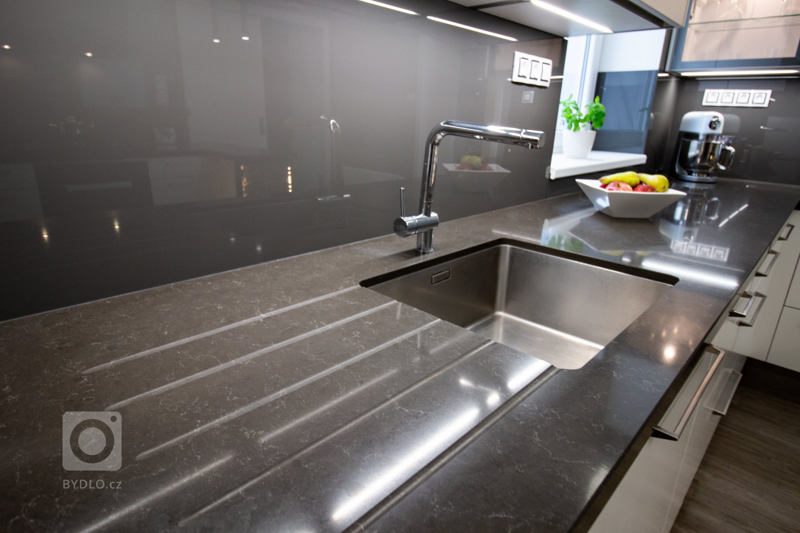 Prostor o necelých 12 m2 a o třech vchodech a velkém oknu nám dal během návrhu pěkně zabrat. Přáním klientů bylo prostor maximálně funkčně a prakticky využít.…