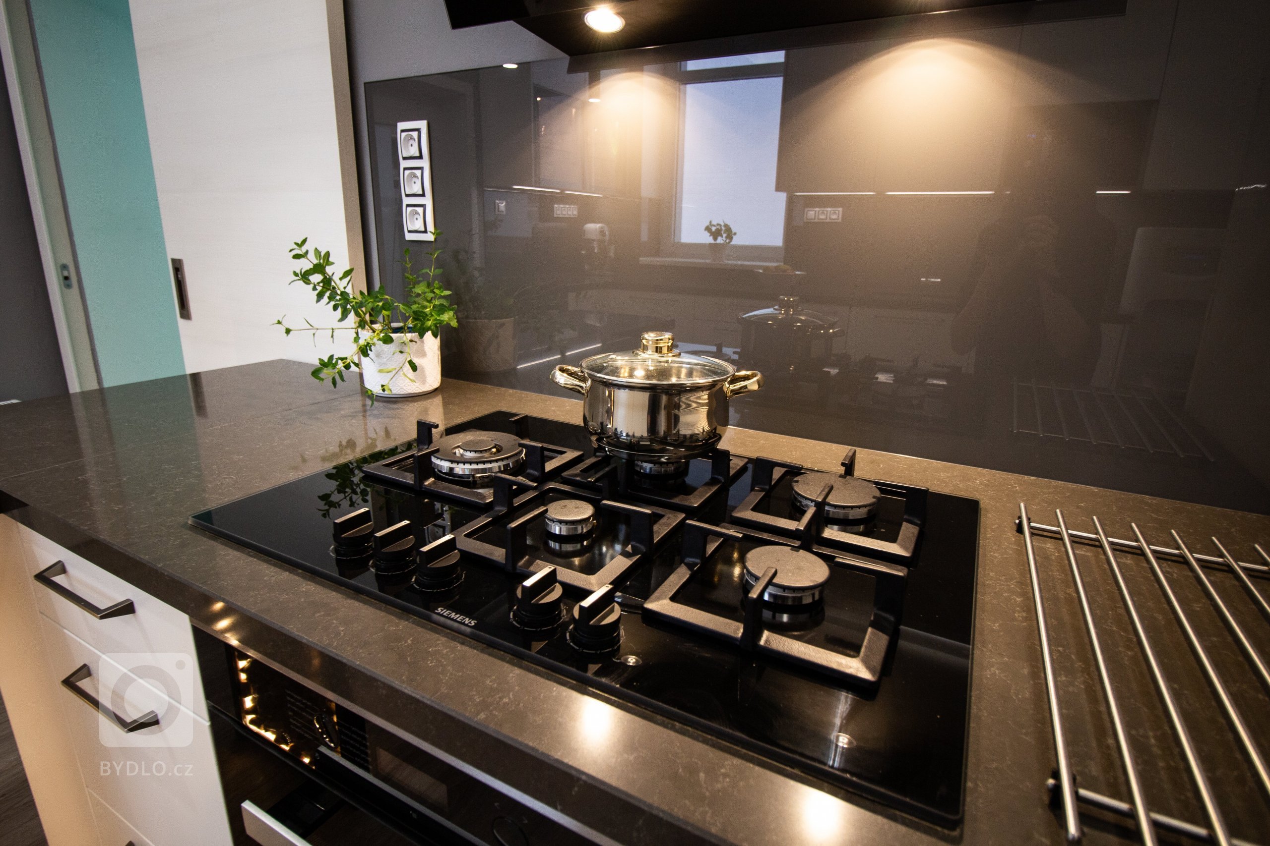 Prostor o necelých 12 m2 a o třech vchodech a velkém oknu nám dal během návrhu pěkně zabrat. Přáním klientů bylo prostor maximálně funkčně a prakticky využít.…