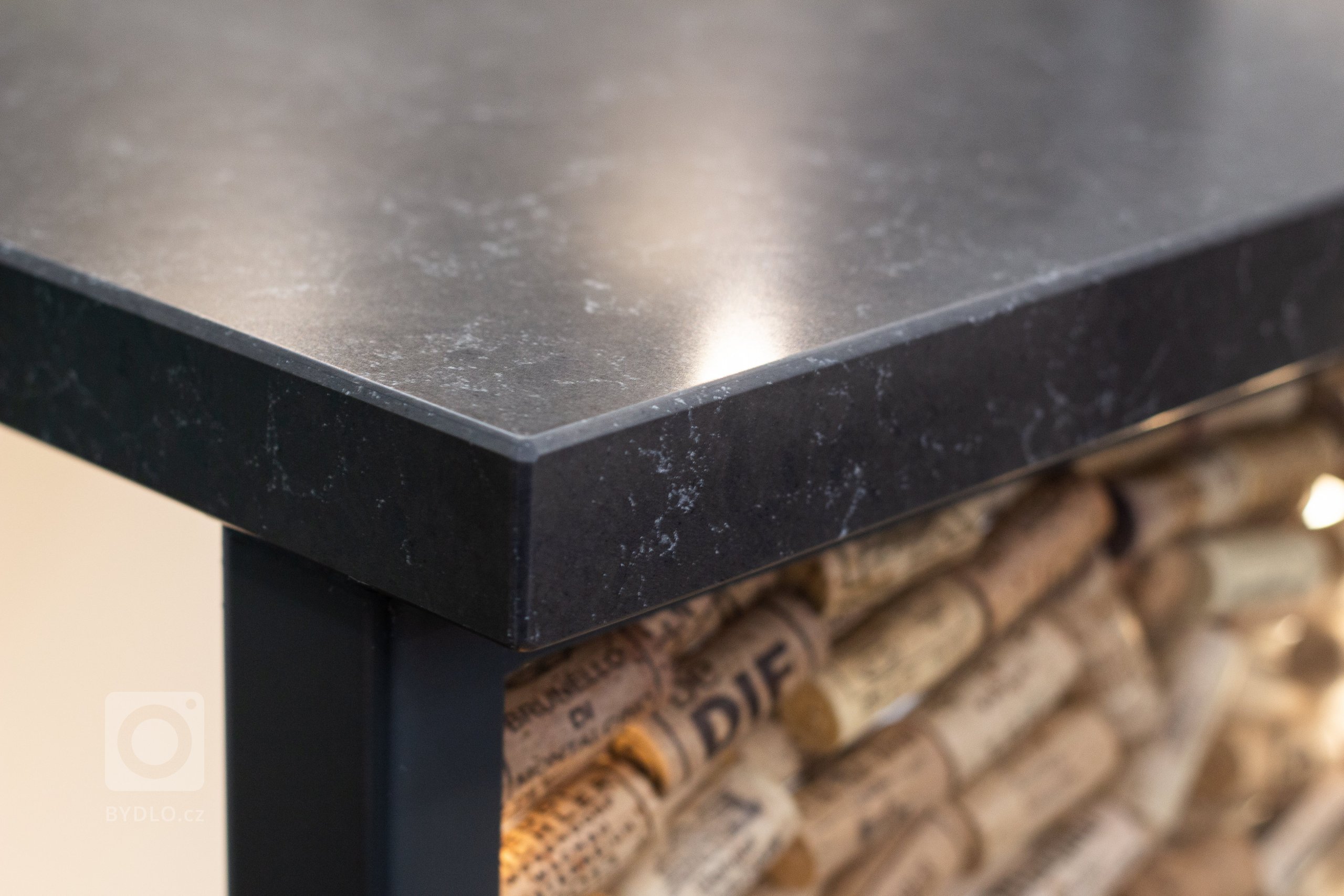 Prostor o necelých 12 m2 a o třech vchodech a velkém oknu nám dal během návrhu pěkně zabrat. Přáním klientů bylo prostor maximálně funkčně a prakticky využít.…