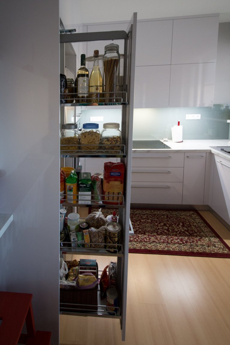 Modenrí bílá kuchyňská linka splňuje požadavky uživatelky - dostatek úložného místa, pohodlné ovládání a mít &quot;vše při ruce&quot;. Kuchyně je doplněna…