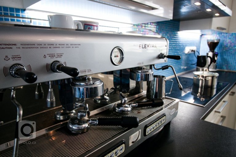 add picture to album