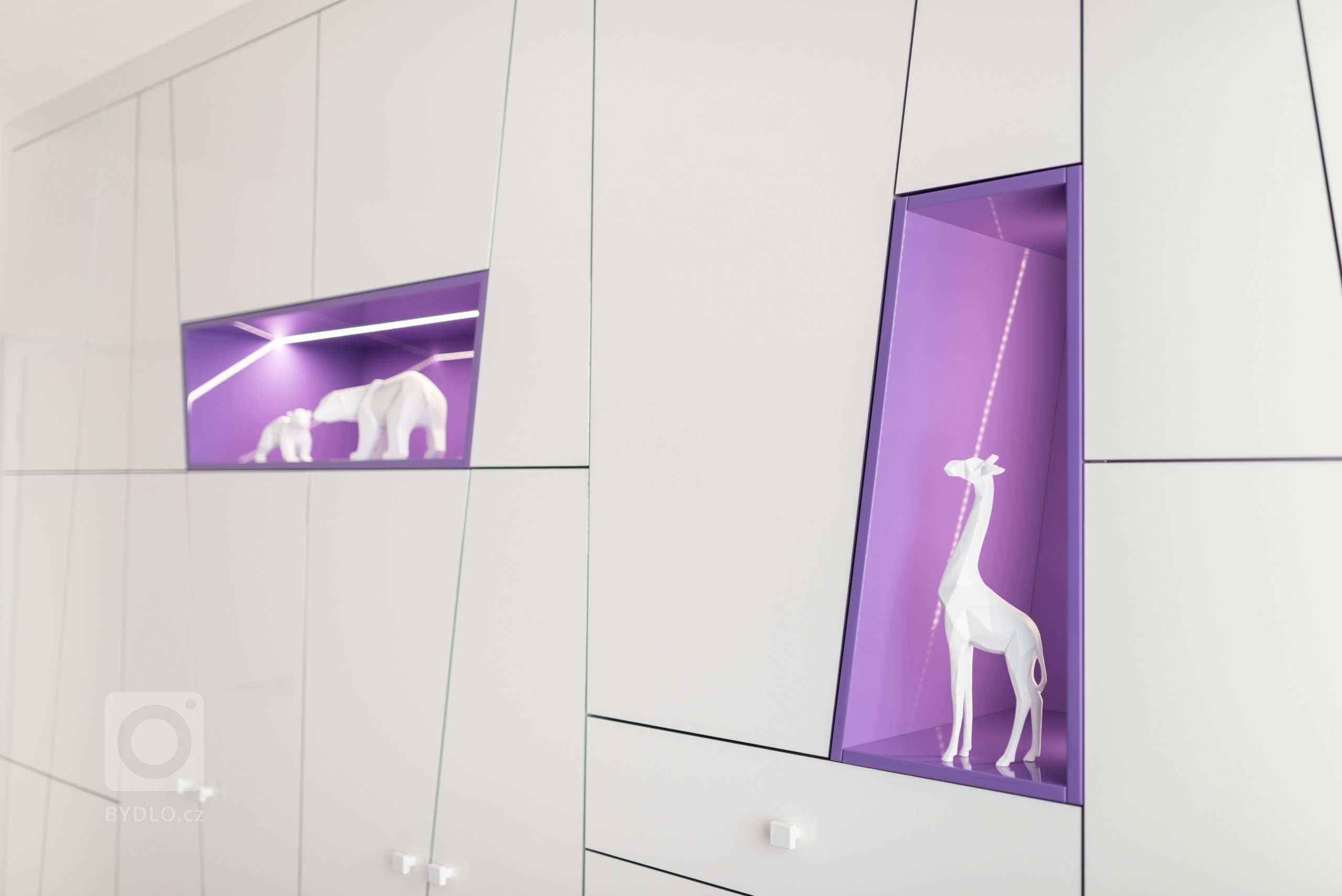 Interiér ložnice je v našem polygonovém stylu a je v kombinaci bílé, fialové a stříbrné barvy, která působí okouzlujícím a uklidňujícím dojmem a vytváří…