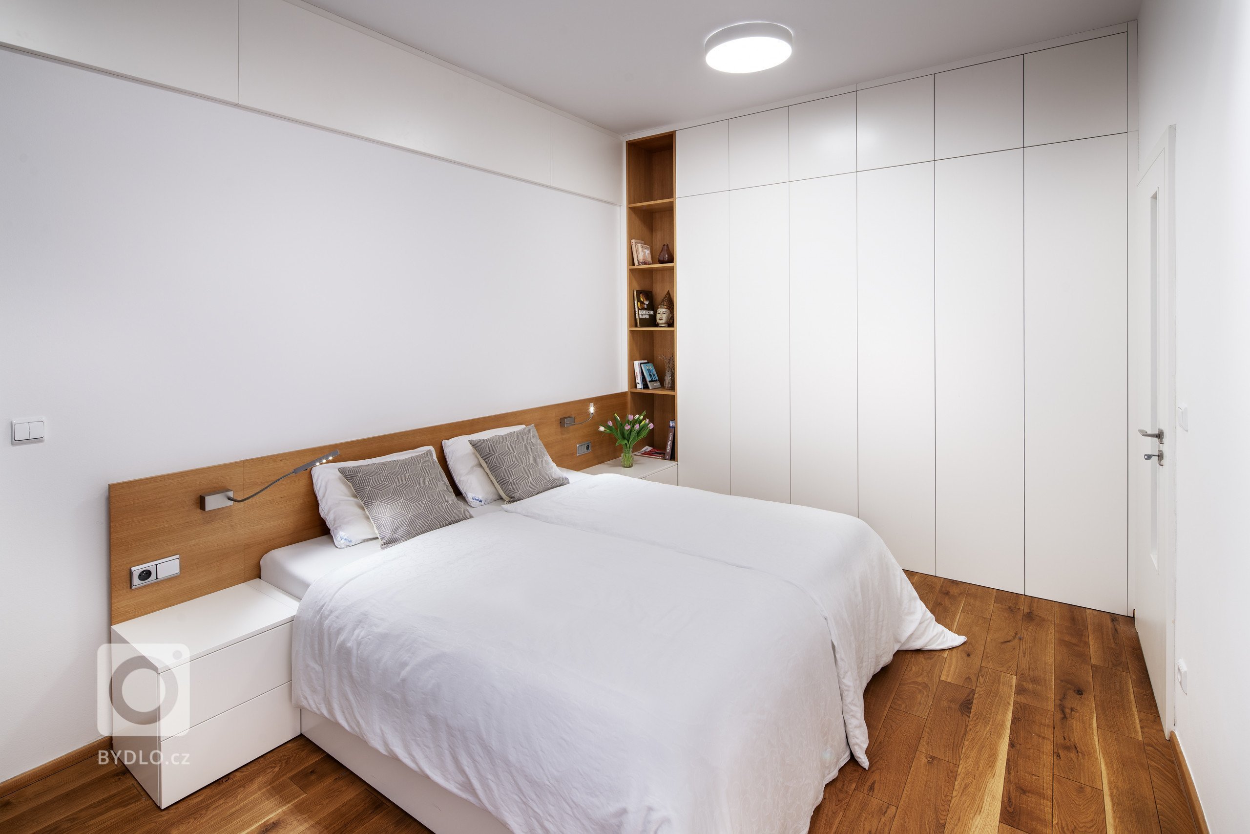 Interiéru do developerského projektu ve starší činžovní zástavbě jsme realizovali&nbsp;ve spolupráci s architektkou Ninou Pevnou. Minimalistický interiér bytu,…