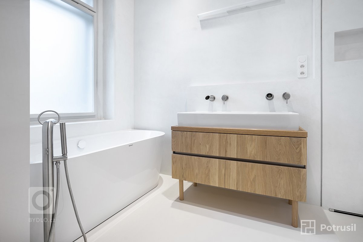 Mladý pár se rozhodl pro rekonstrukci bytu 3+1 s dvěma koupelnami, šatnou a technickou místností v centru Prahy. Celkový návrh interiéru se snažil o propojení…