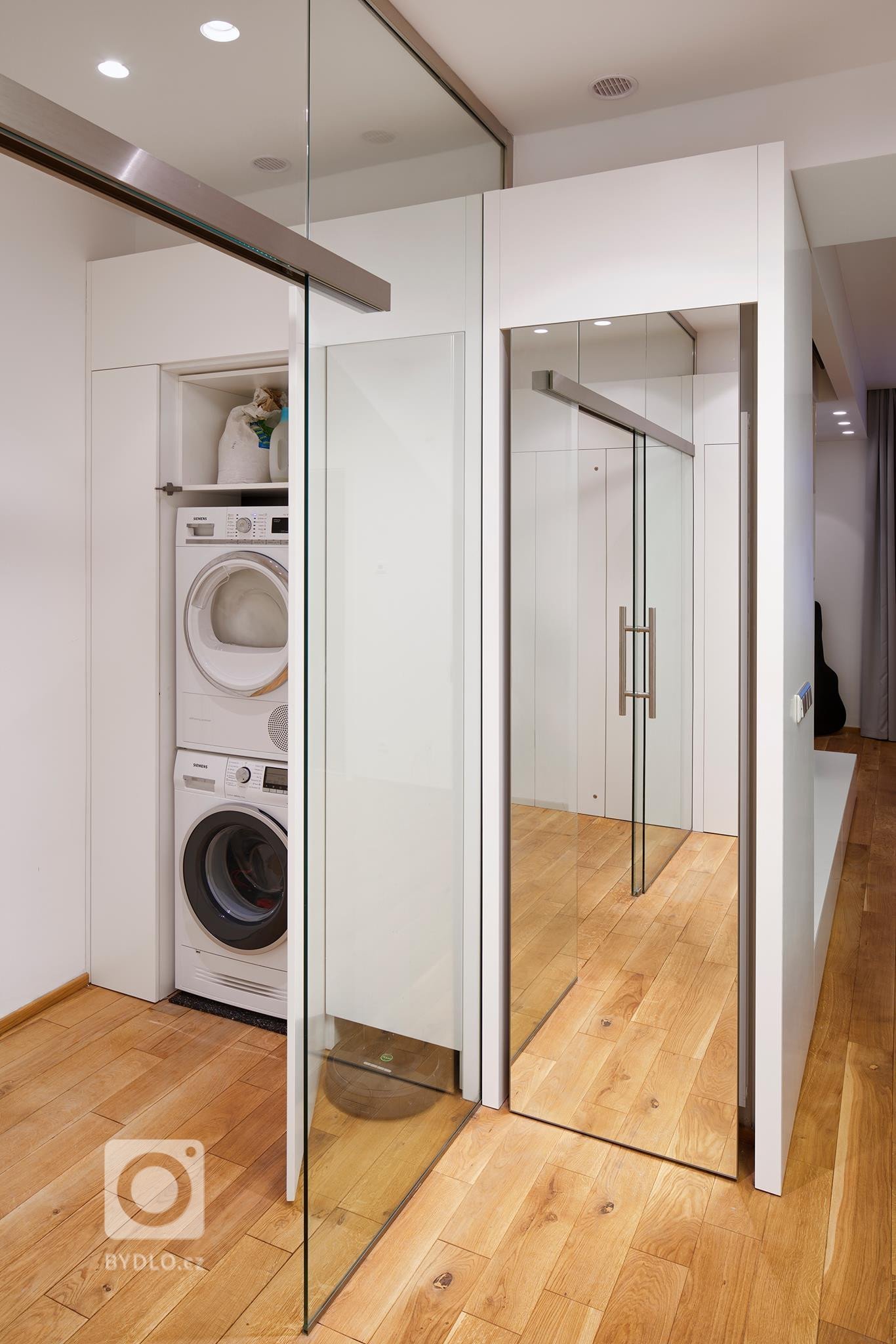 Interiéru do developerského projektu ve starší činžovní zástavbě jsme realizovali&nbsp;ve spolupráci s architektkou Ninou Pevnou. Minimalistický interiér bytu,…