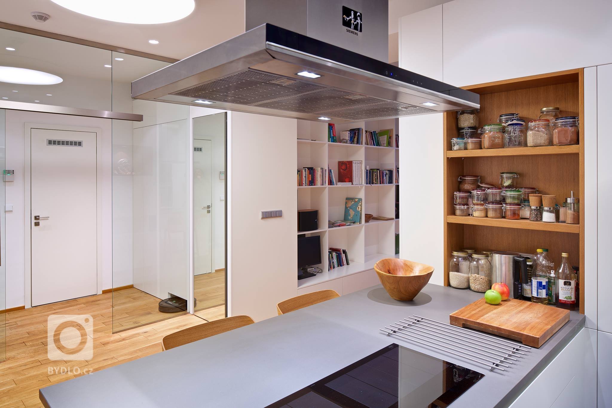 Interiéru do developerského projektu ve starší činžovní zástavbě jsme realizovali&nbsp;ve spolupráci s architektkou Ninou Pevnou. Minimalistický interiér bytu,…