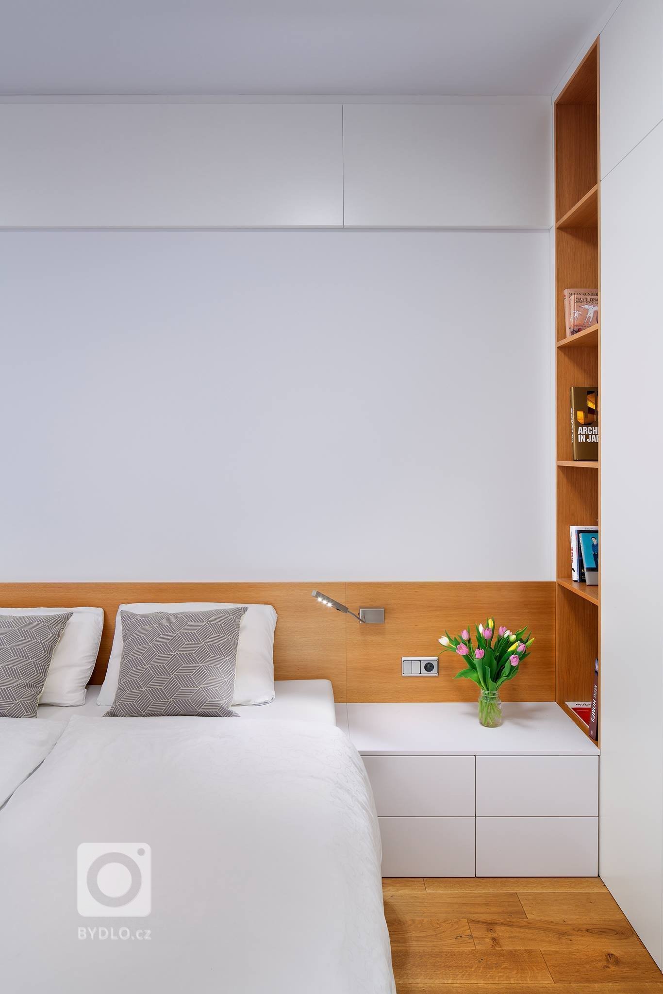 Interiéru do developerského projektu ve starší činžovní zástavbě jsme realizovali&nbsp;ve spolupráci s architektkou Ninou Pevnou. Minimalistický interiér bytu,…