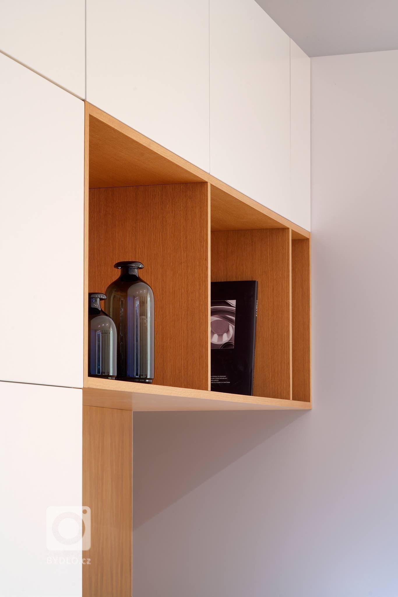 Interiéru do developerského projektu ve starší činžovní zástavbě jsme realizovali&nbsp;ve spolupráci s architektkou Ninou Pevnou. Minimalistický interiér bytu,…