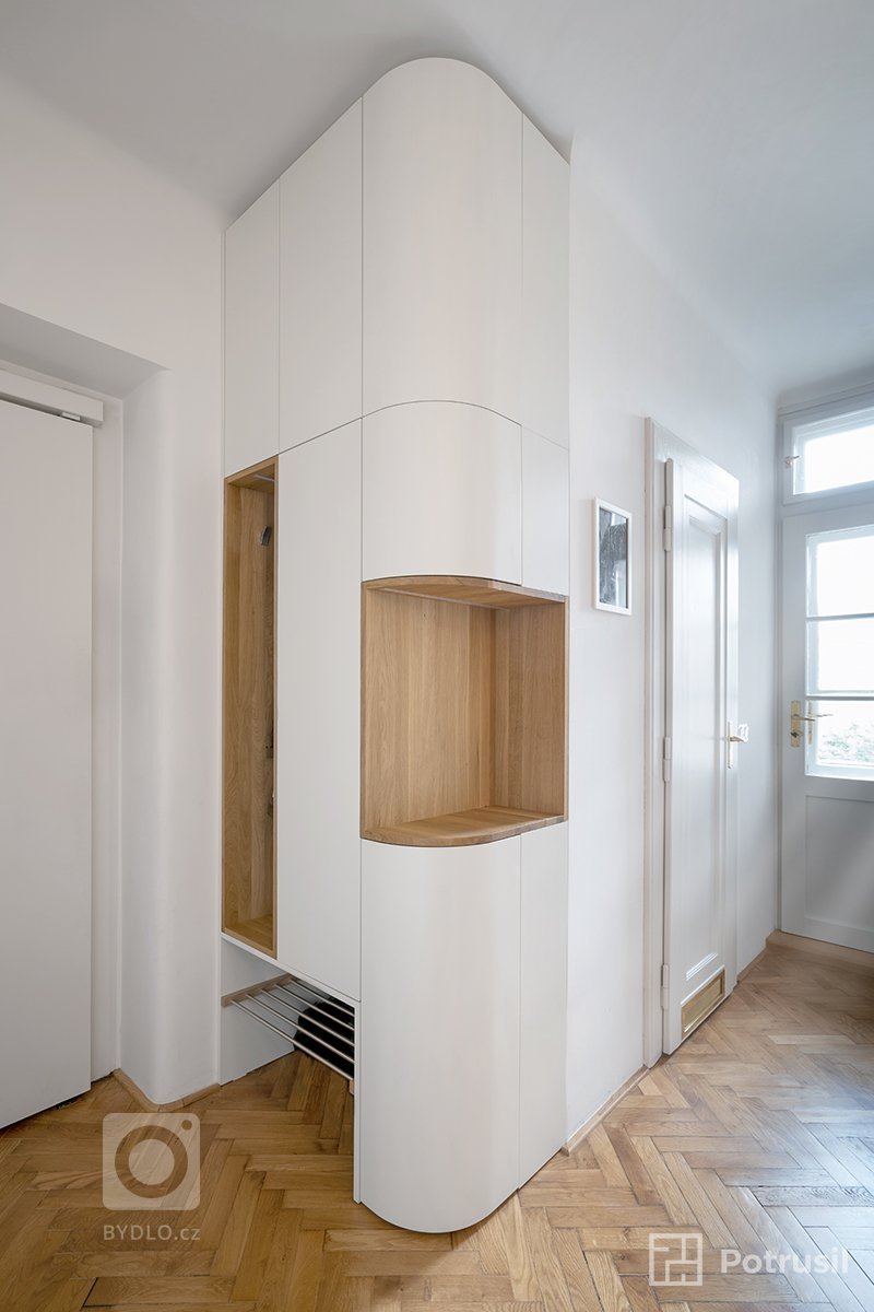 Mladý pár se rozhodl pro rekonstrukci bytu 3+1 s dvěma koupelnami, šatnou a technickou místností v centru Prahy. Celkový návrh interiéru se snažil o propojení…