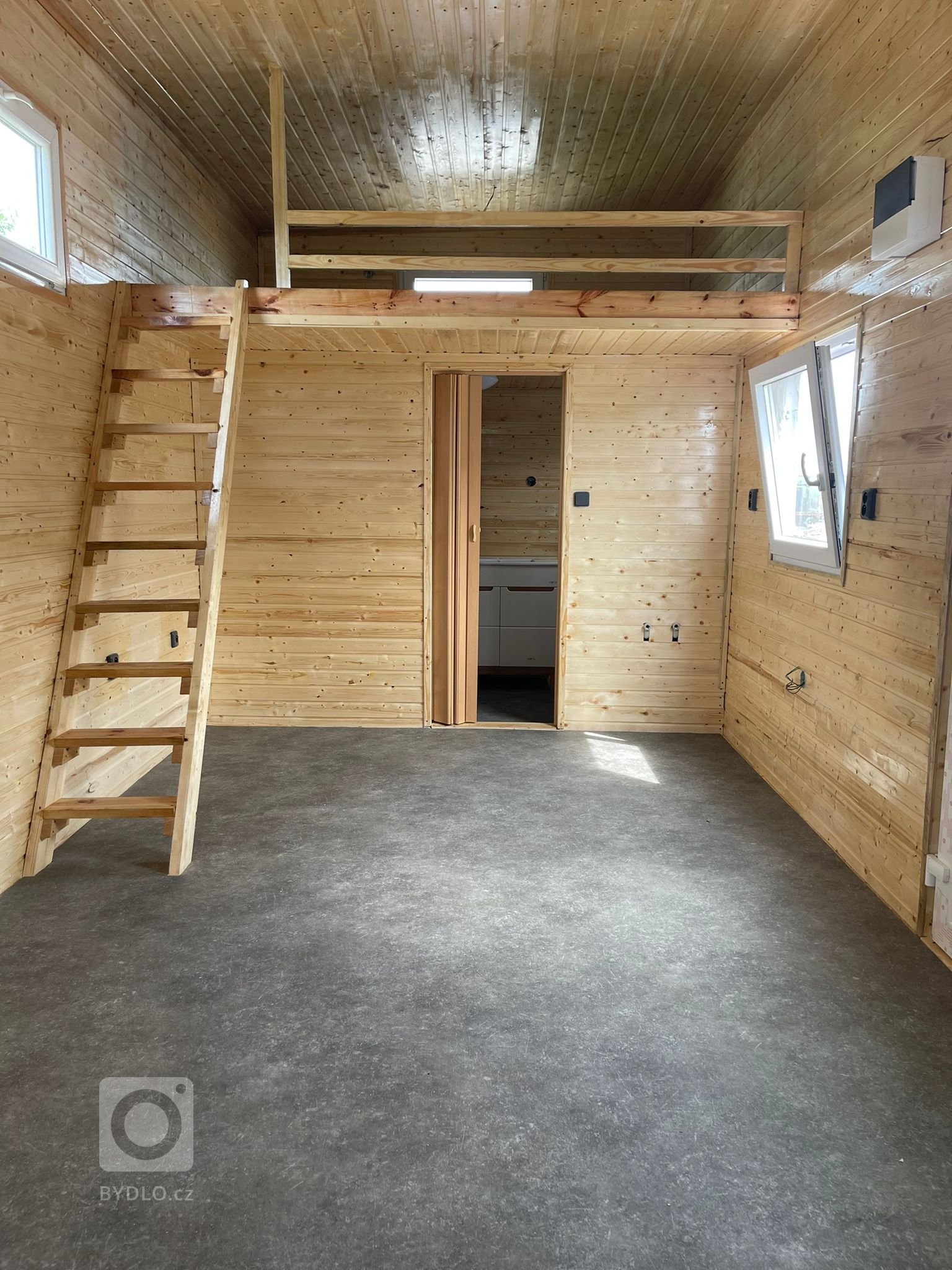 Velkorysý prostor se dvěma patry na spaní, koupelnou, multifunkční místností vespod. Stavba má přípravu na umístění kuchyňské linky podle výběru zákazníka.…