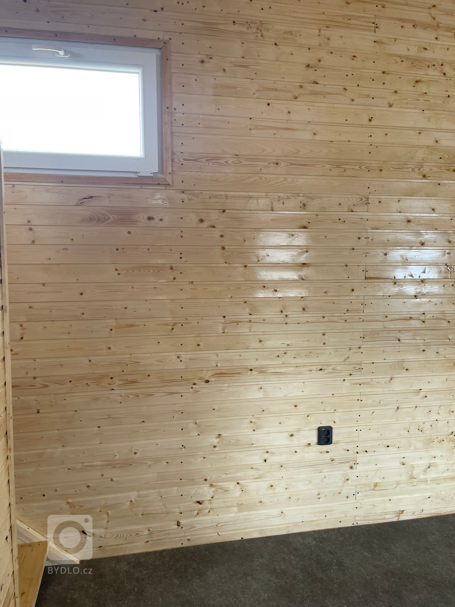 Velkorysý prostor se dvěma patry na spaní, koupelnou, multifunkční místností vespod. Stavba má přípravu na umístění kuchyňské linky podle výběru zákazníka.…