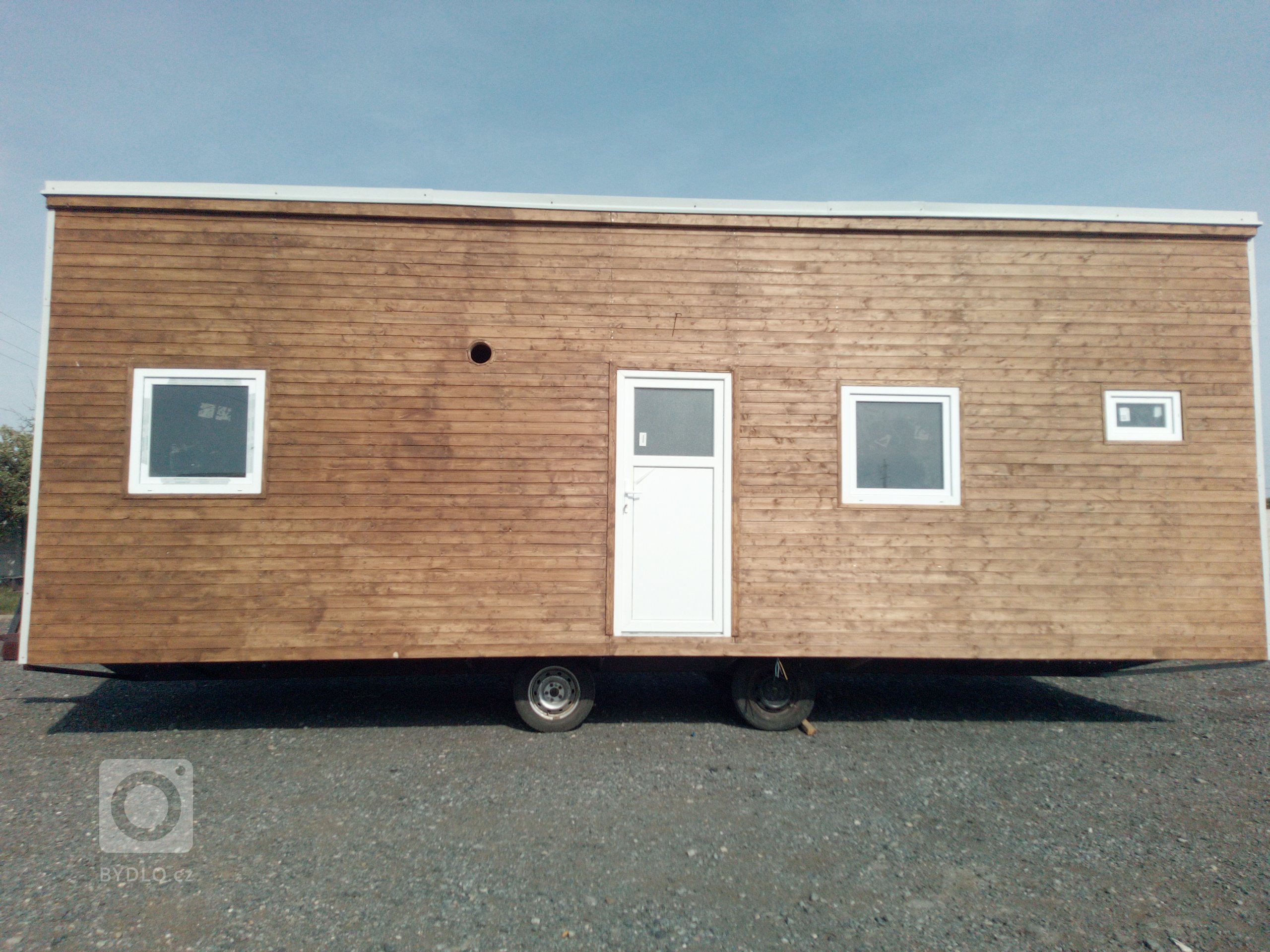 Velkorysý prostor se dvěma patry na spaní, koupelnou, multifunkční místností vespod. Stavba má přípravu na umístění kuchyňské linky podle výběru zákazníka.…