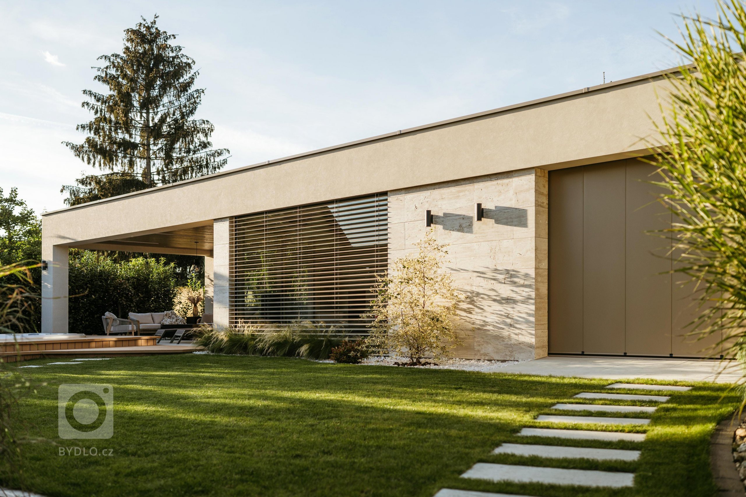 Realizace moderní vily v krásném prostředí na okraji města Olomouce. Důraz kladený na zapadnutí stavby do krajiny a příjemné, jemné, zemité barvy.
