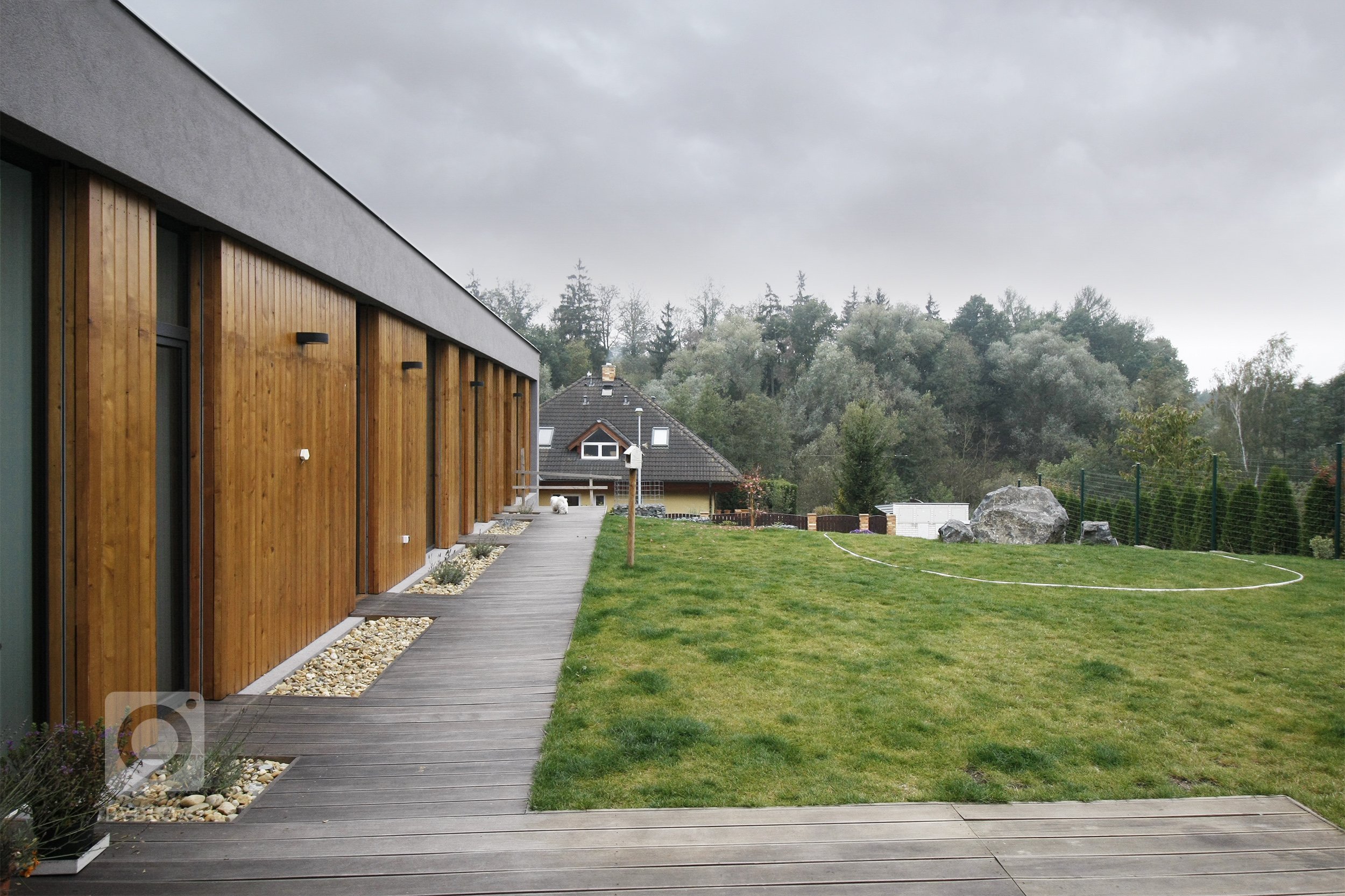 Navrhovaný objekt je citlivě zasazen do území, dbá na pozitivní využití výrazné morfologie pozemku a snaží se být pokorný k místu i okolí. Výrazně svažitý…