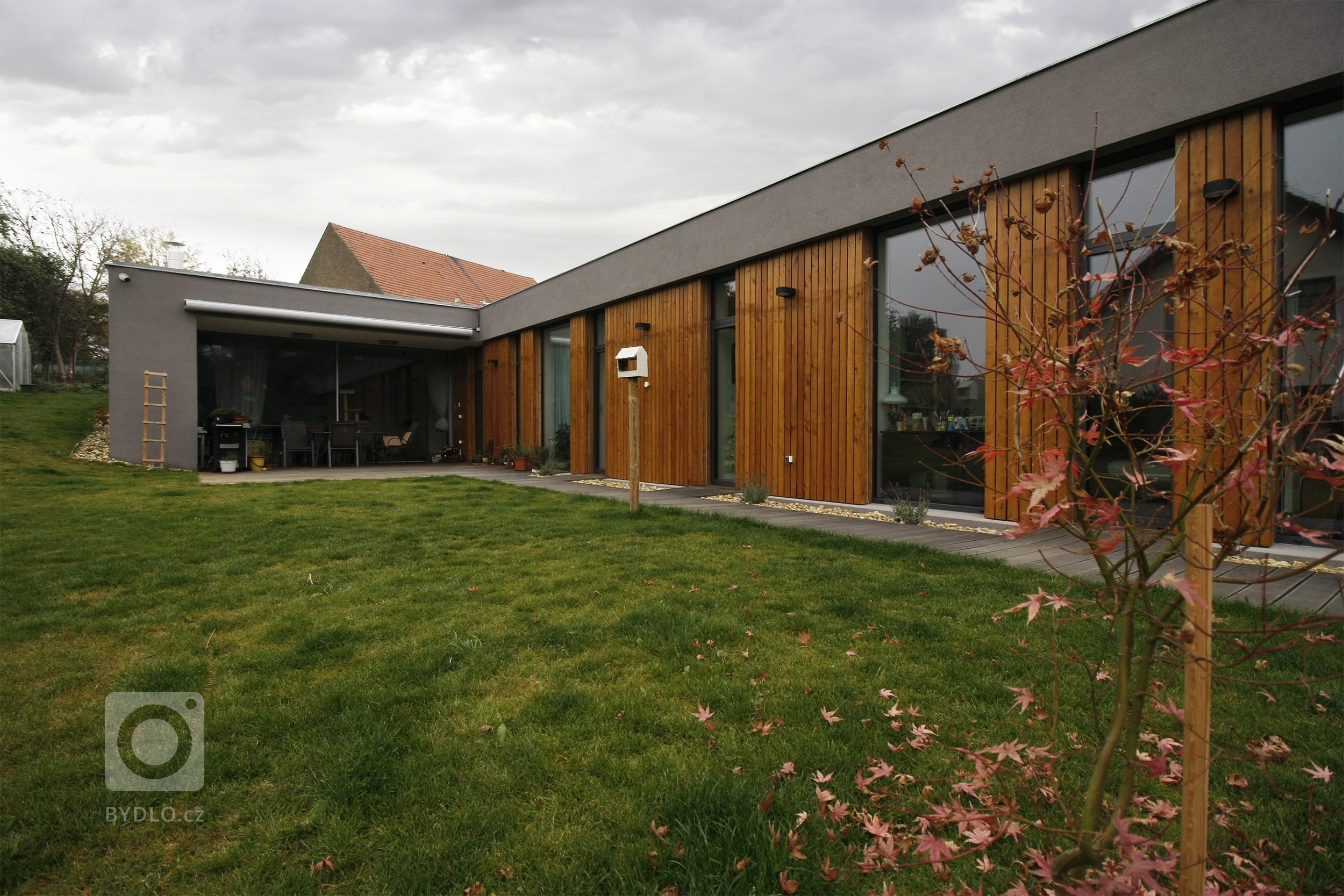 Navrhovaný objekt je citlivě zasazen do území, dbá na pozitivní využití výrazné morfologie pozemku a snaží se být pokorný k místu i okolí. Výrazně svažitý…