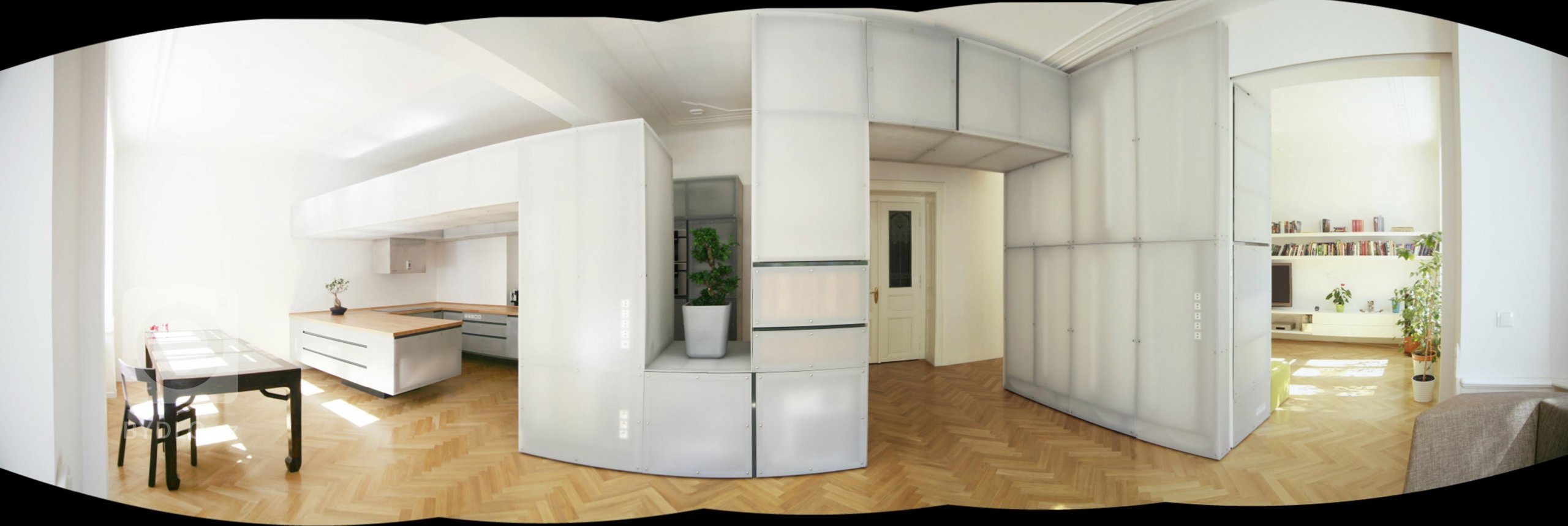 V době svého vzniku byl v prvním patře secesního činžovního domu jeden byt. V éře komunismu brutálně a necitlivě rozdělen na tři jednotky. Klient koupil tato…