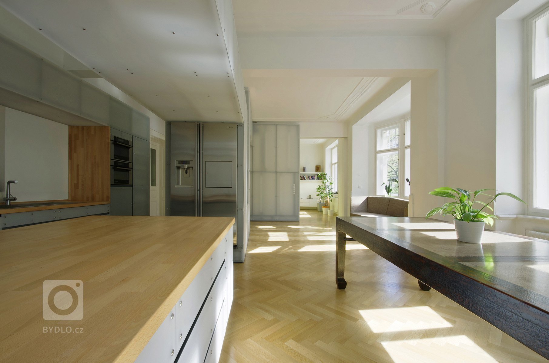 V době svého vzniku byl v prvním patře secesního činžovního domu jeden byt. V éře komunismu brutálně a necitlivě rozdělen na tři jednotky. Klient koupil tato…