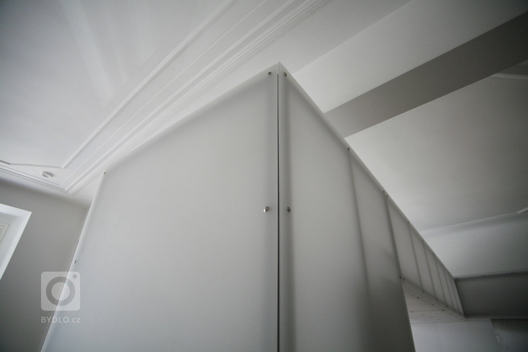 V době svého vzniku byl v prvním patře secesního činžovního domu jeden byt. V éře komunismu brutálně a necitlivě rozdělen na tři jednotky. Klient koupil tato…