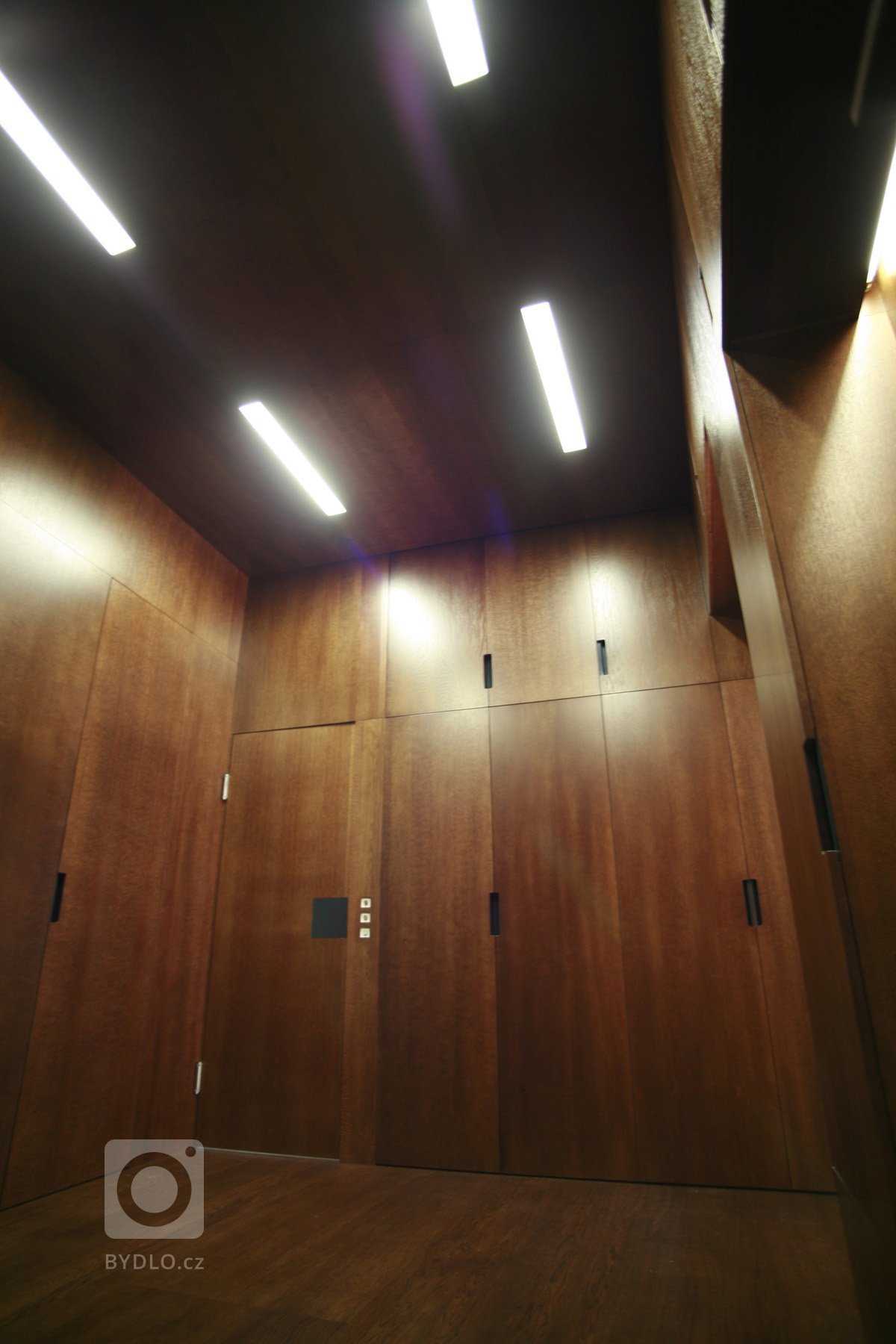 V době svého vzniku byl v prvním patře secesního činžovního domu jeden byt. V éře komunismu brutálně a necitlivě rozdělen na tři jednotky. Klient koupil tato…