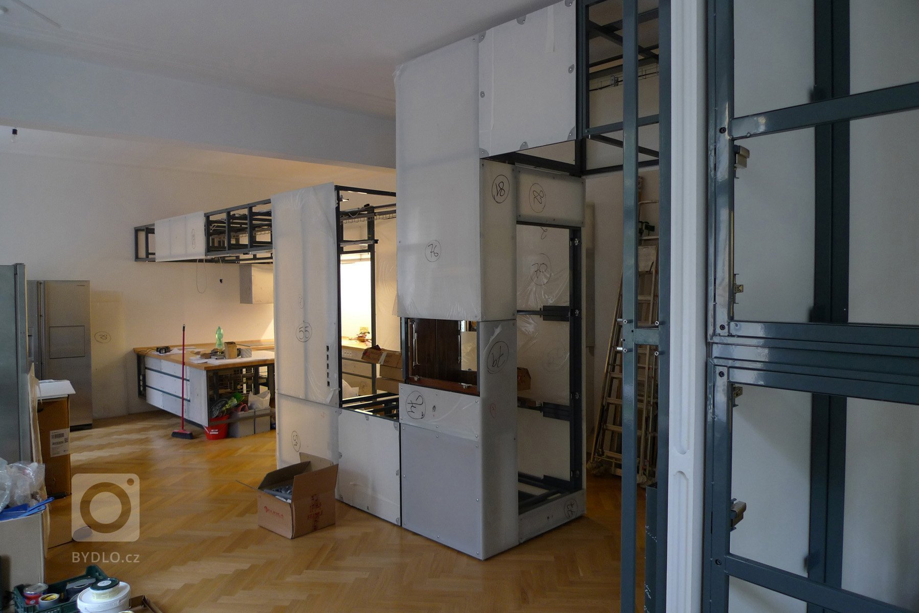 V době svého vzniku byl v prvním patře secesního činžovního domu jeden byt. V éře komunismu brutálně a necitlivě rozdělen na tři jednotky. Klient koupil tato…