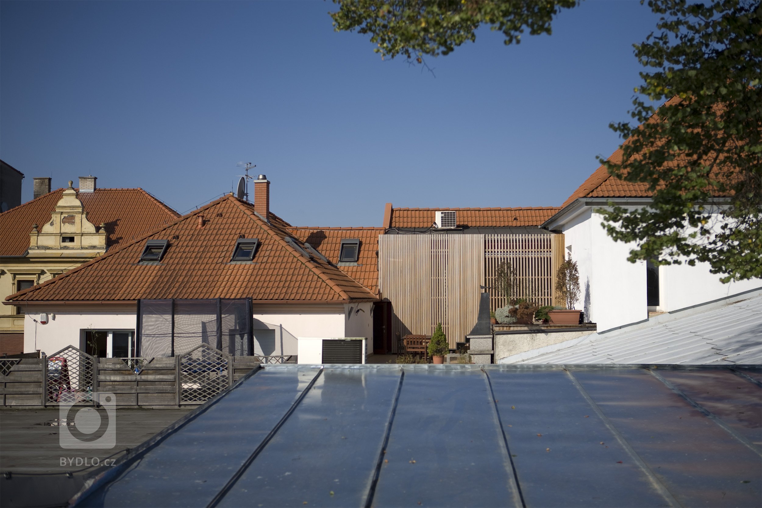 V minulosti klient rekonstruoval dva historické domy v centru města. Po několika letech užívání z jeho strany vznikla potřeba vytvořit separátní přechodné…