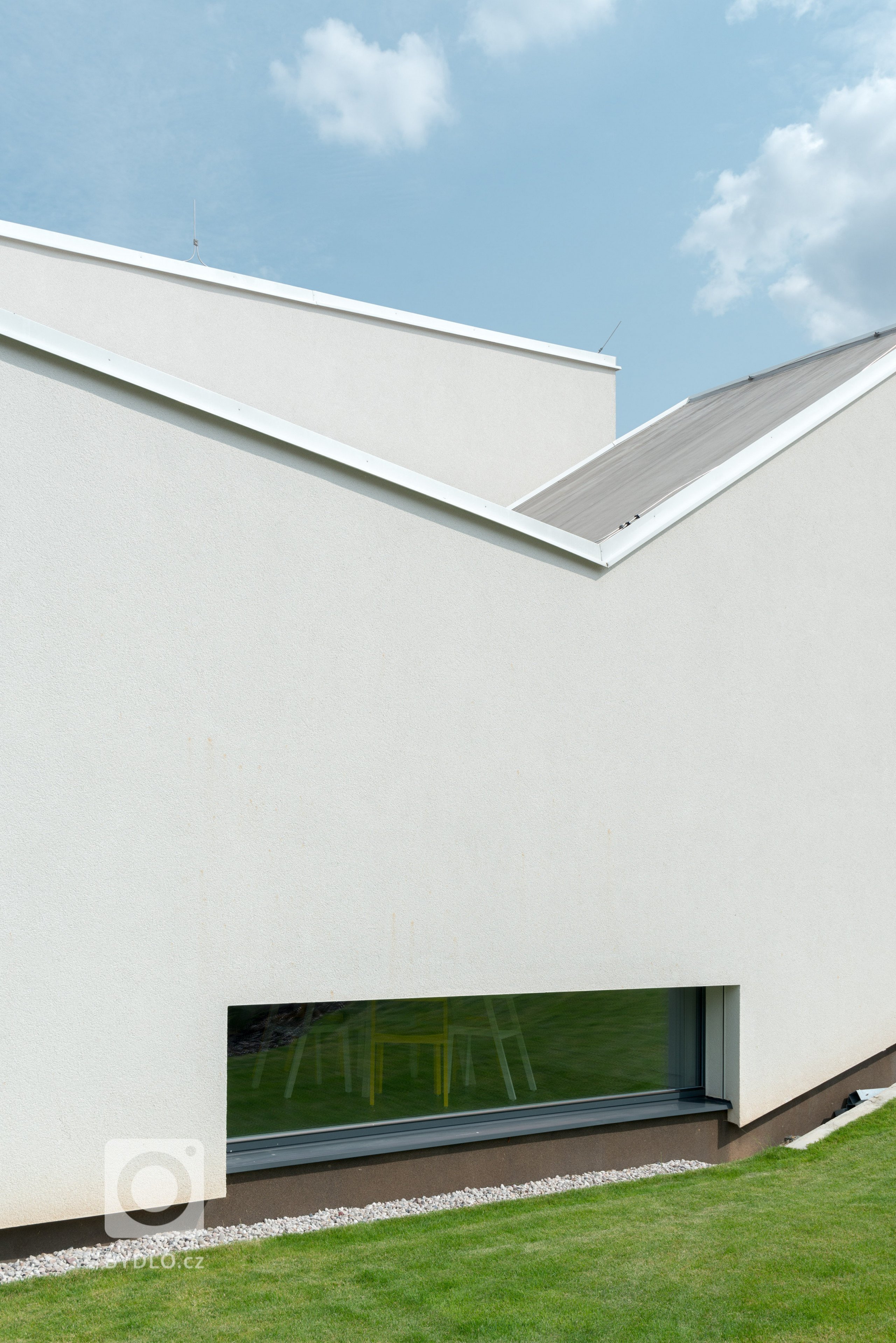 Na přání mladé rodiny jsme navrhli otevřený, prosluněný a vzdušný dům. Svou formou a dispozičním řešením využívá maximum z potenciálu místa, reaguje na…