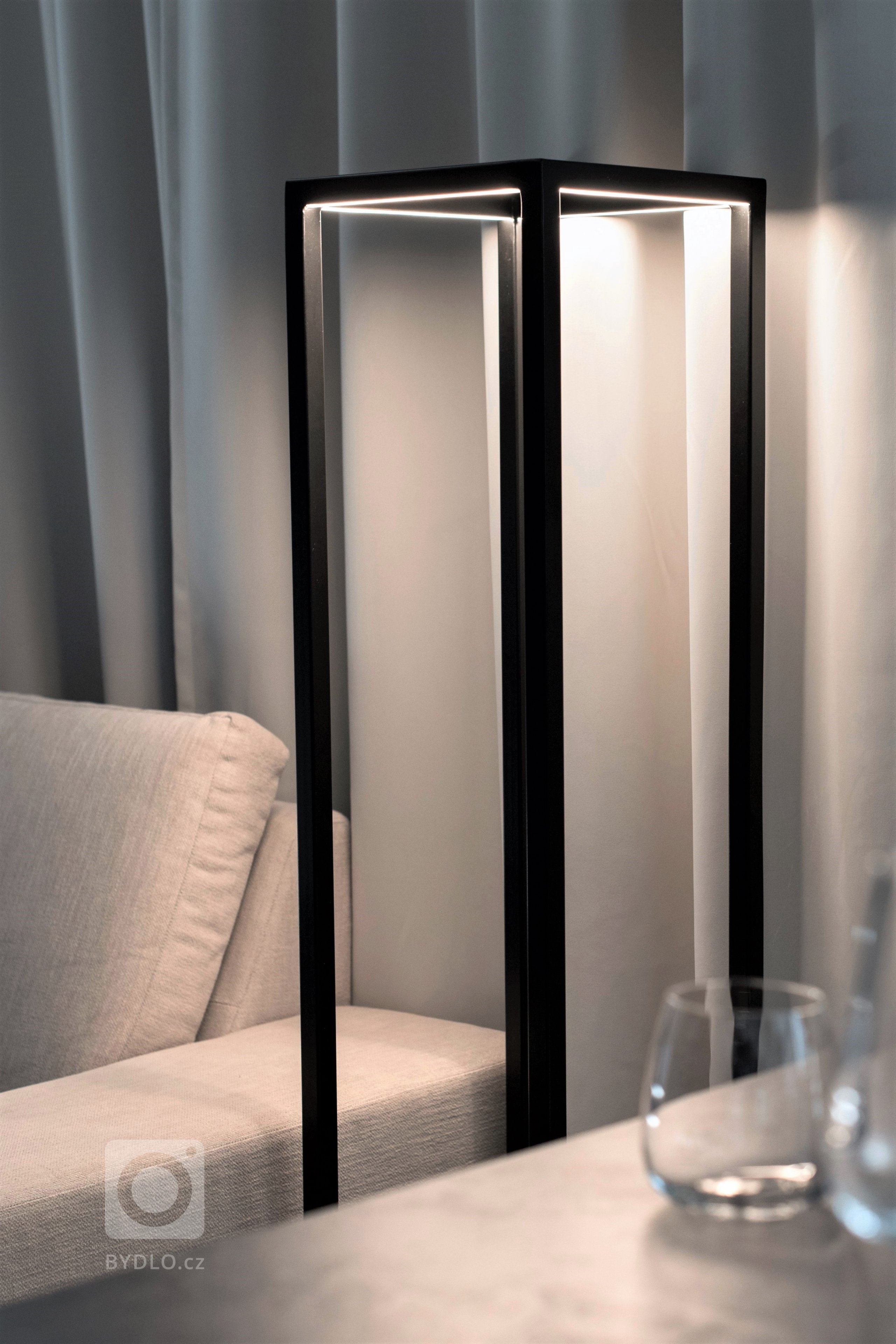 Pro tento projekt jsme navrhli minimalistické osvětlení z matně lakovaného kovu. 
