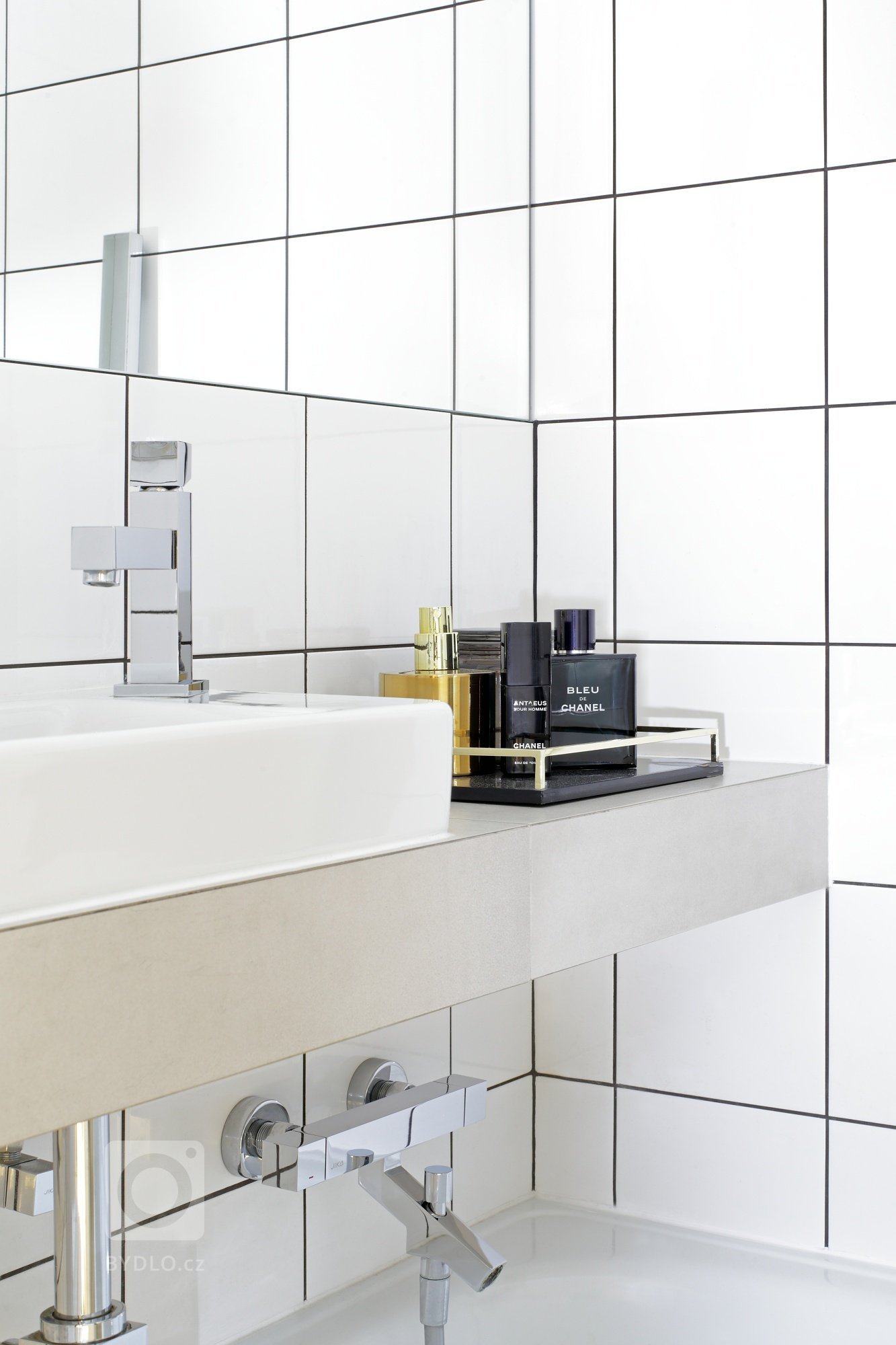 Malým prostorům svědčí jednoduchost, světlé barvy a také velká zrcadla.