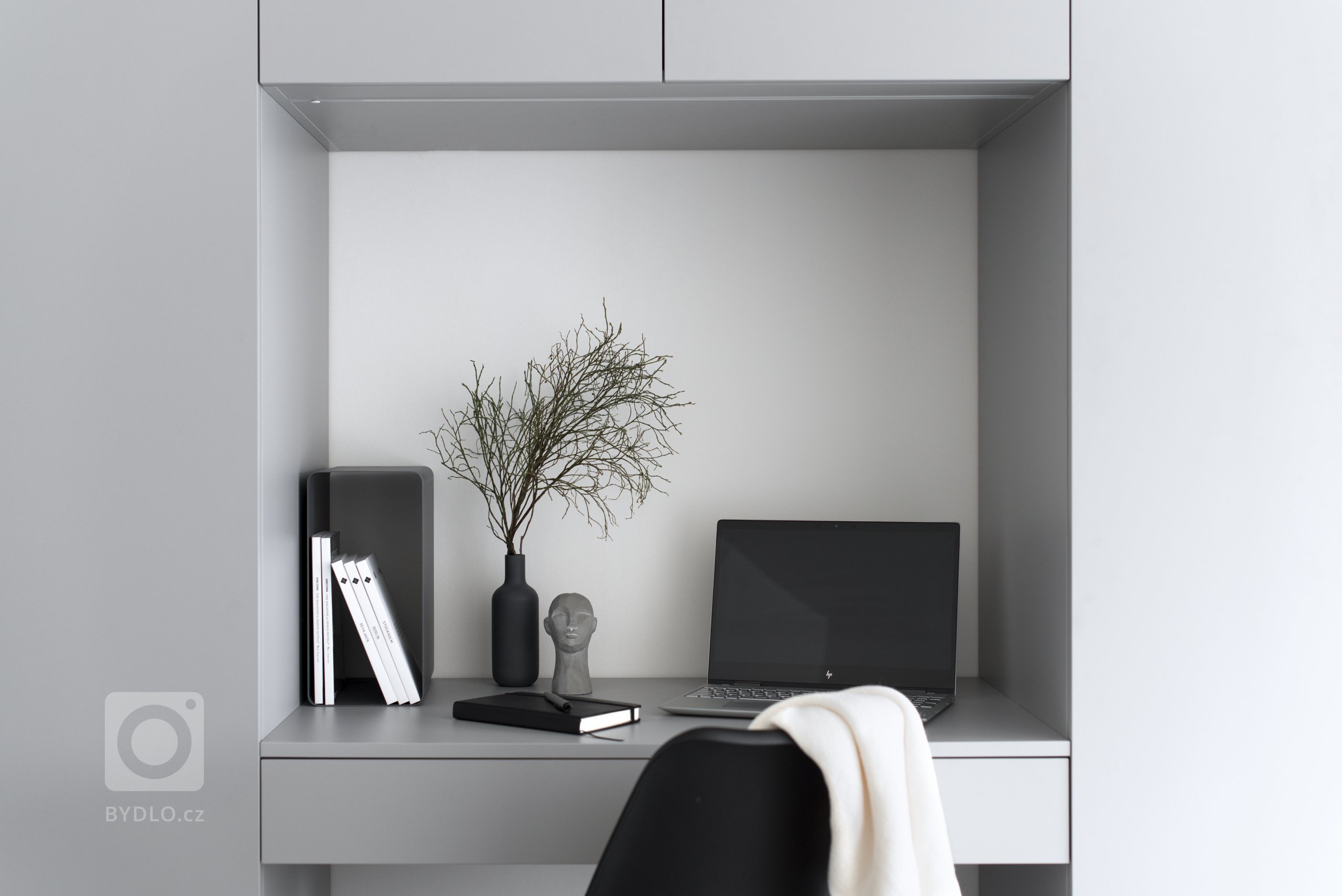 Loftový byt Na Krejcárku je tvořen ze dvou částí. V té spodní se nachází kuchyně s barem a obývací prostor s TV stěnou a úložným prostorem. V…