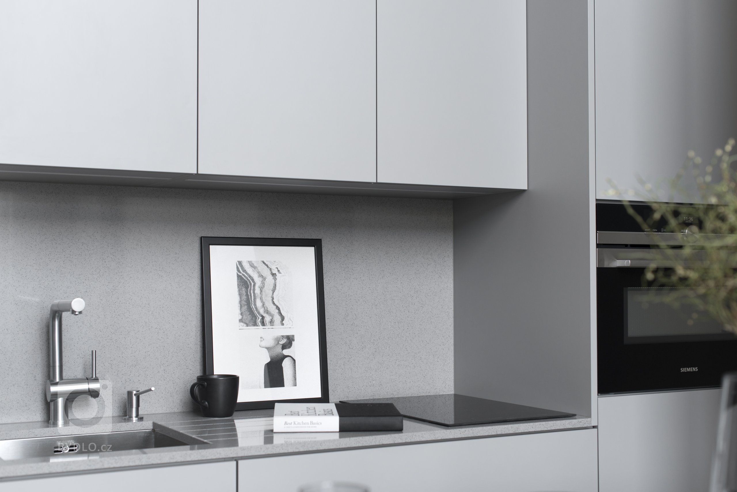 Na Krejcárku se odstíny šedé prolínají v celém bytě. Proto jsme tón v tónu sladili i kuchyni s pracovní deskou.