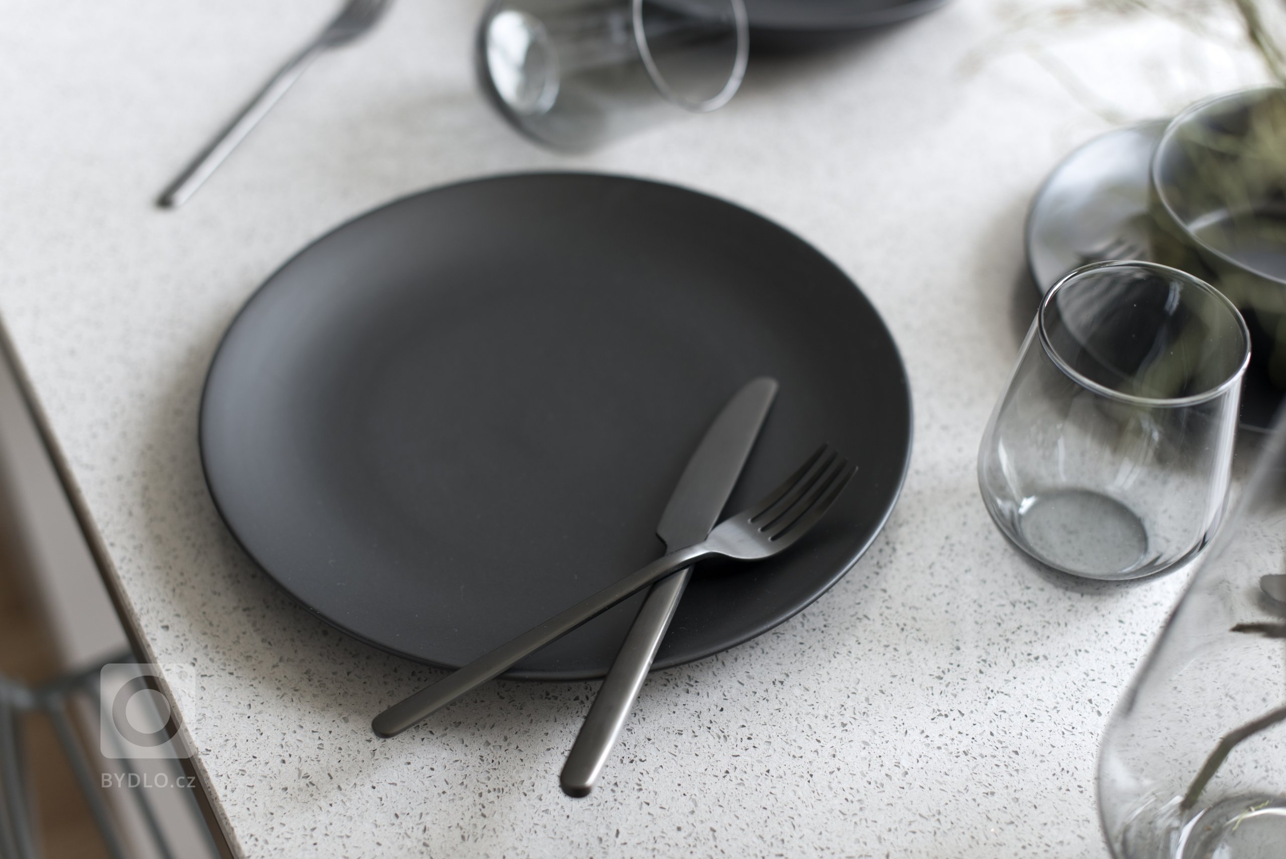 Loftový byt Na Krejcárku je tvořen ze dvou částí. V té spodní se nachází kuchyně s barem a obývací prostor s TV stěnou a úložným prostorem. V…