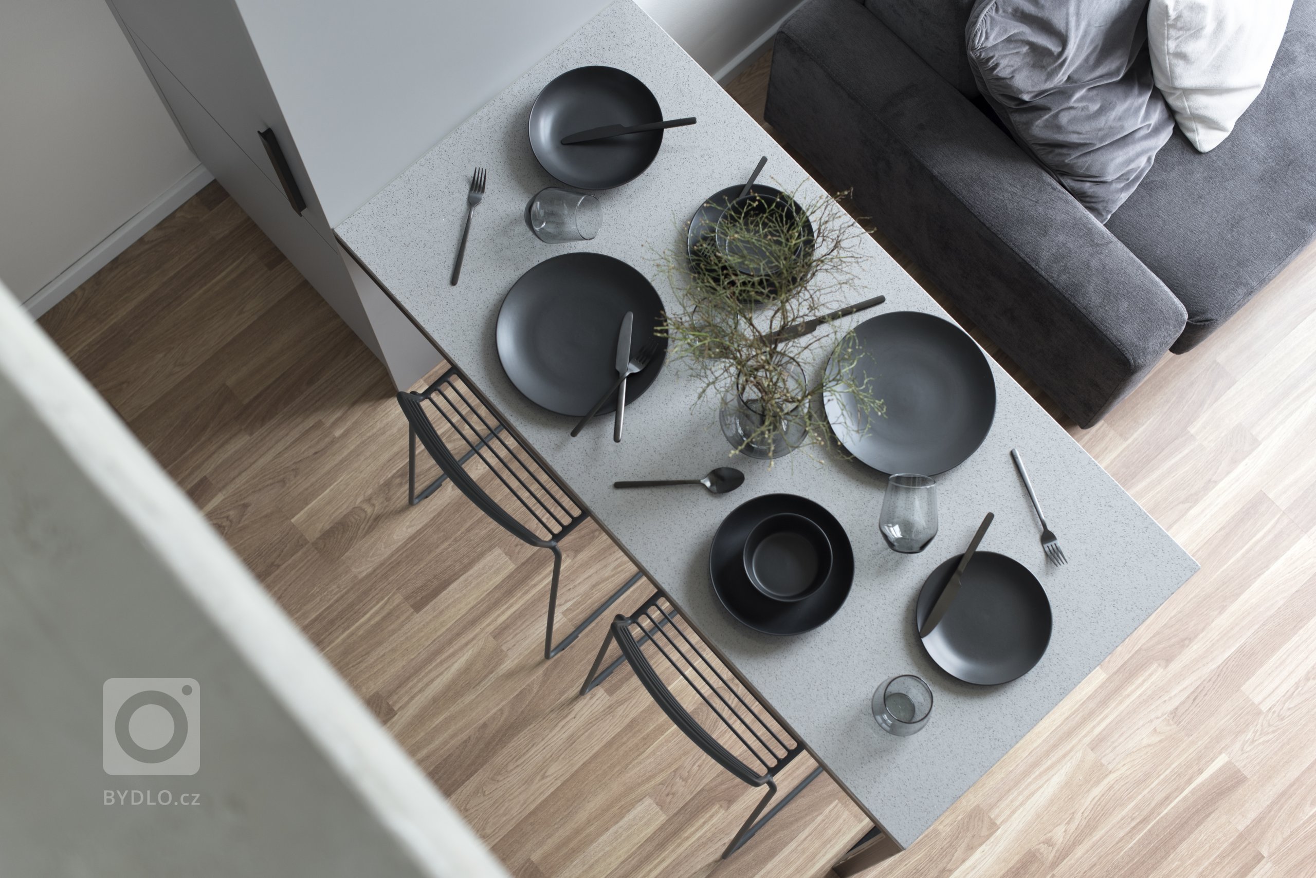 Loftový byt Na Krejcárku je tvořen ze dvou částí. V té spodní se nachází kuchyně s barem a obývací prostor s TV stěnou a úložným prostorem. V…